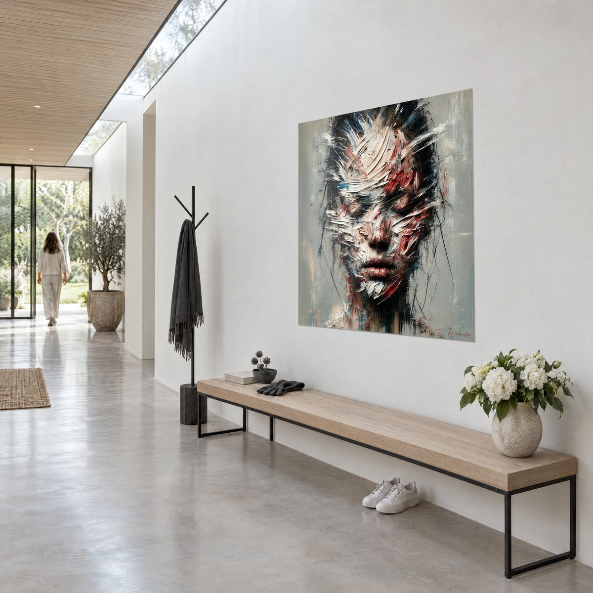 Schilderij vervaagd vrouwenportret onder ivoorkleurig en karmijnrood impasto, zwarte plukken, aan een witte muur van een glazen gang