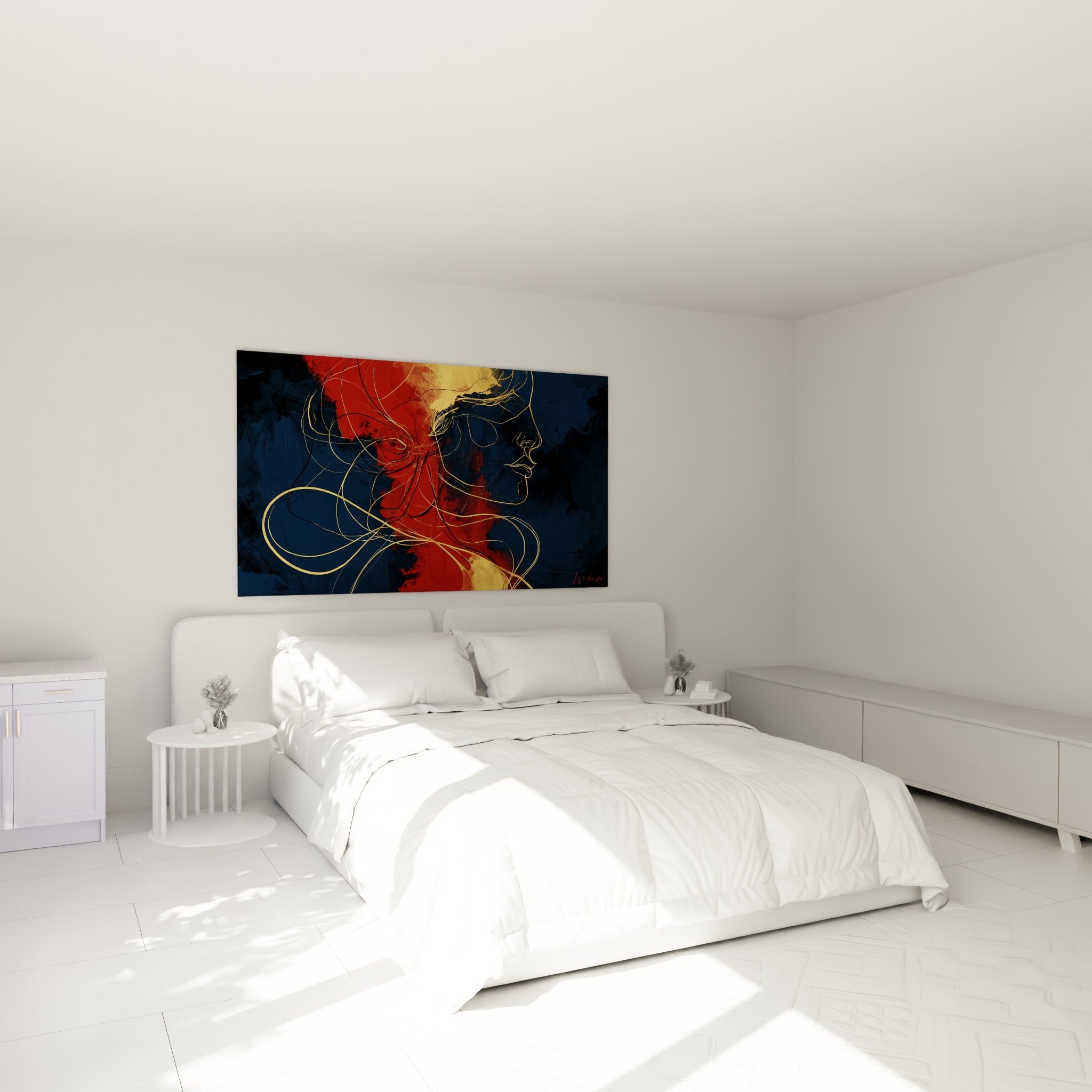 Visage abstrait aux mèches dorées et rouge profond, accroché au-dessus d'un lit dans une chambre claire