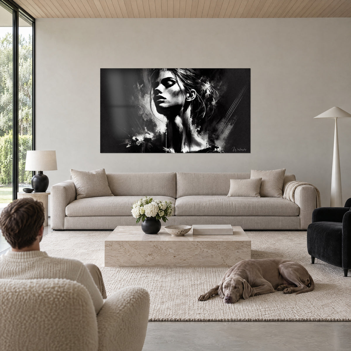 Cuadro retrato de mujer en claroscuro, perfil alzado, mechones fluidos en blanco y negro, encima de un sofá en un salón luminoso