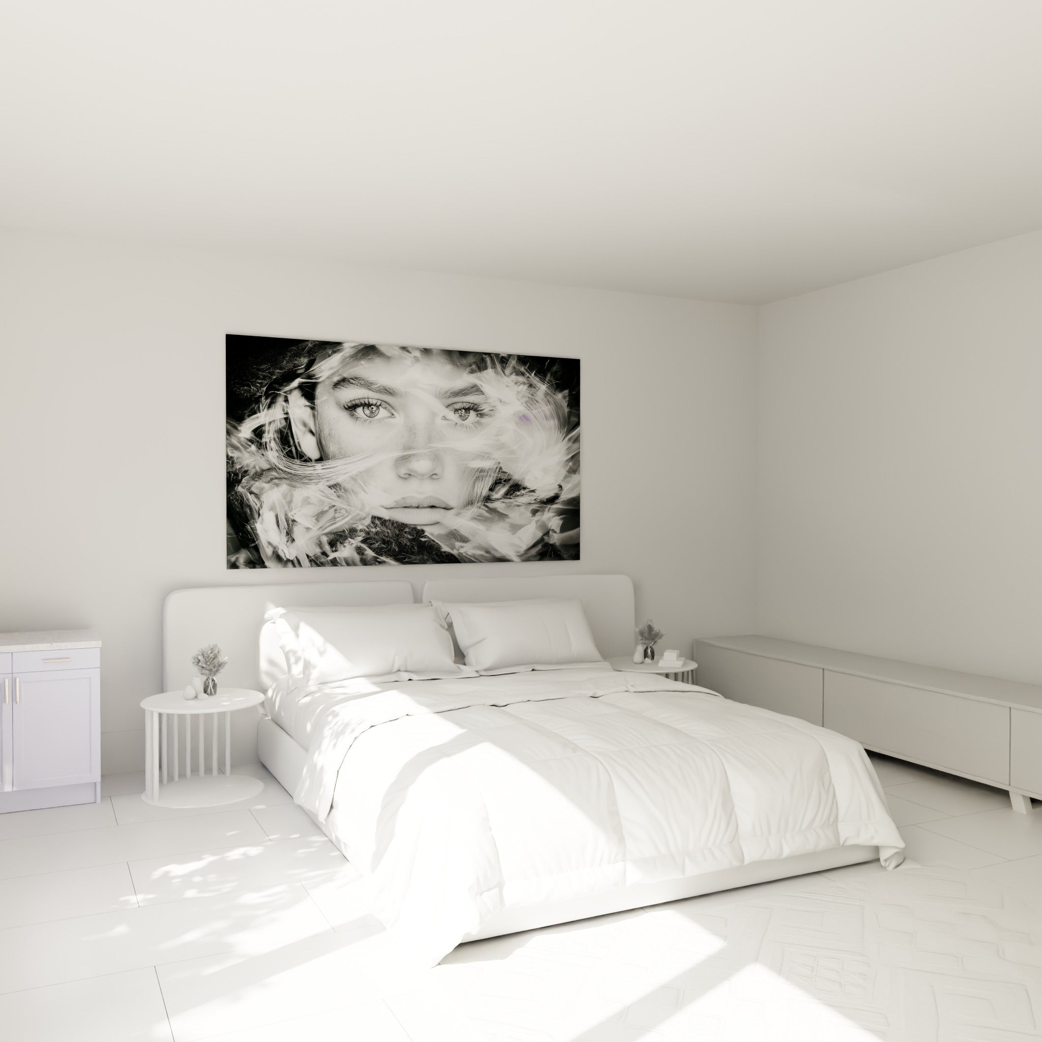Regard intense en noir et blanc de ce visage abstrait, mèches blanches givrées, au-dessus d'un lit dans une chambre claire