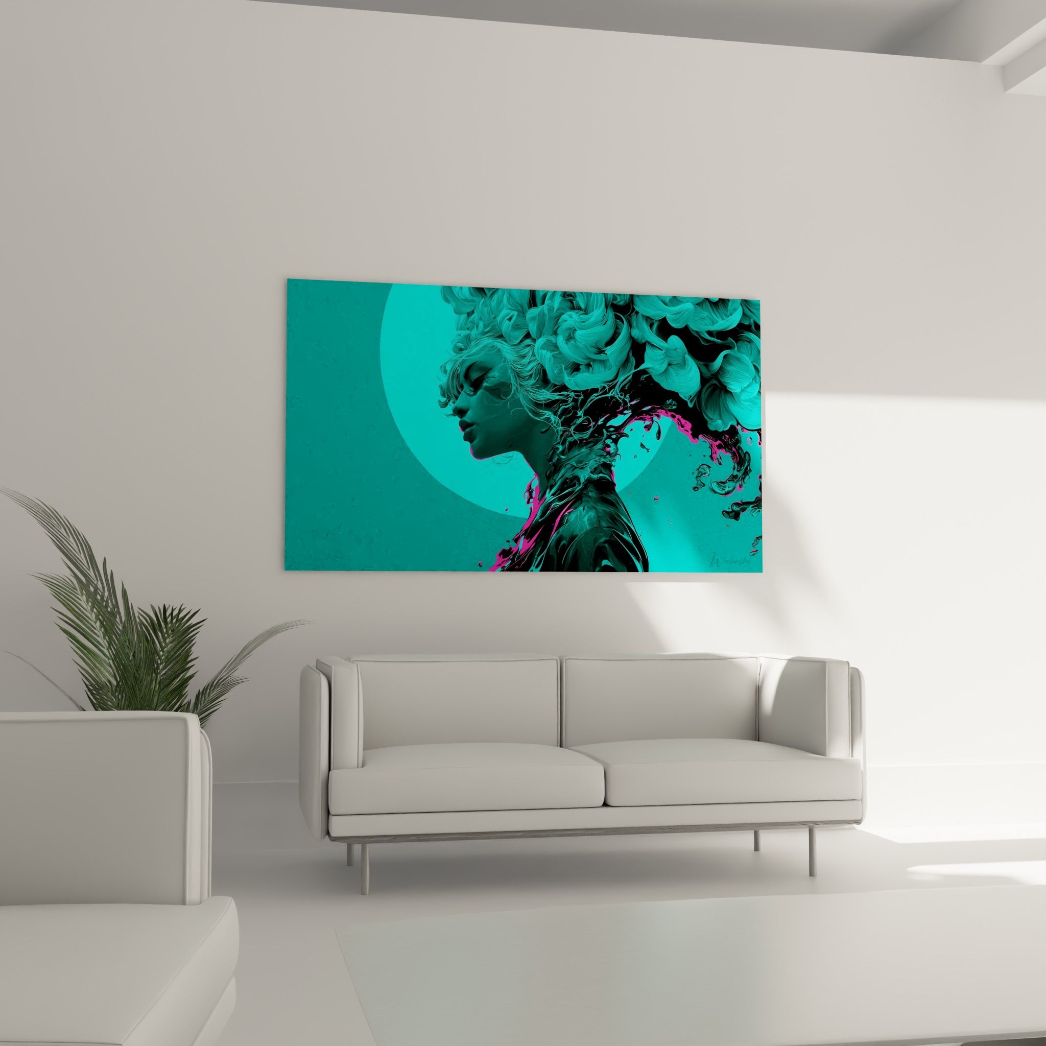 Visage de profil aux mèches sombres et éclats fuchsia du tableau visage abstrait, au-dessus d'un canapé dans un salon lumineux