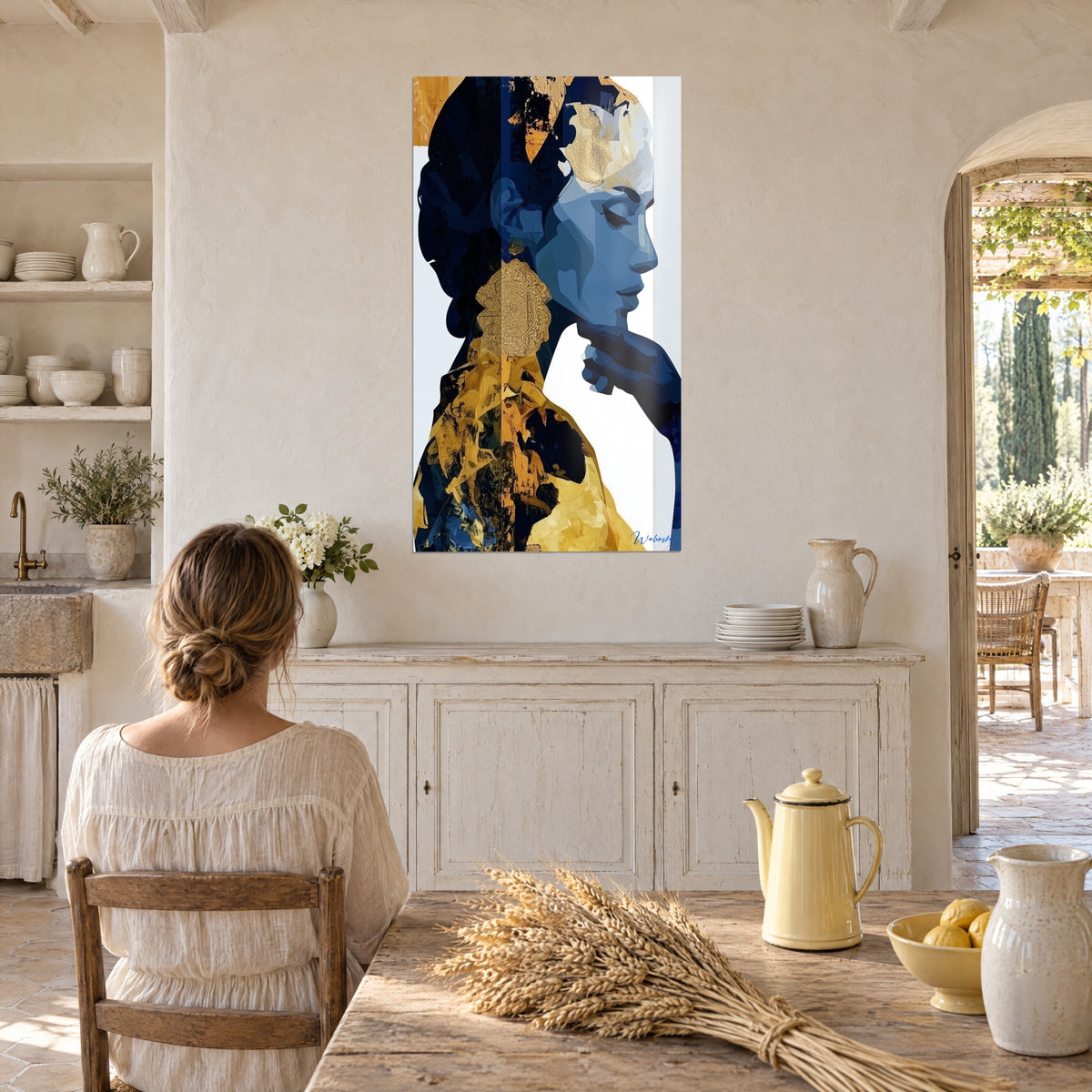 Tableau figure féminine bleutée, paupière baissée, pendentif d'or gravé, femme de dos près d'une table en bois, mas provençal
