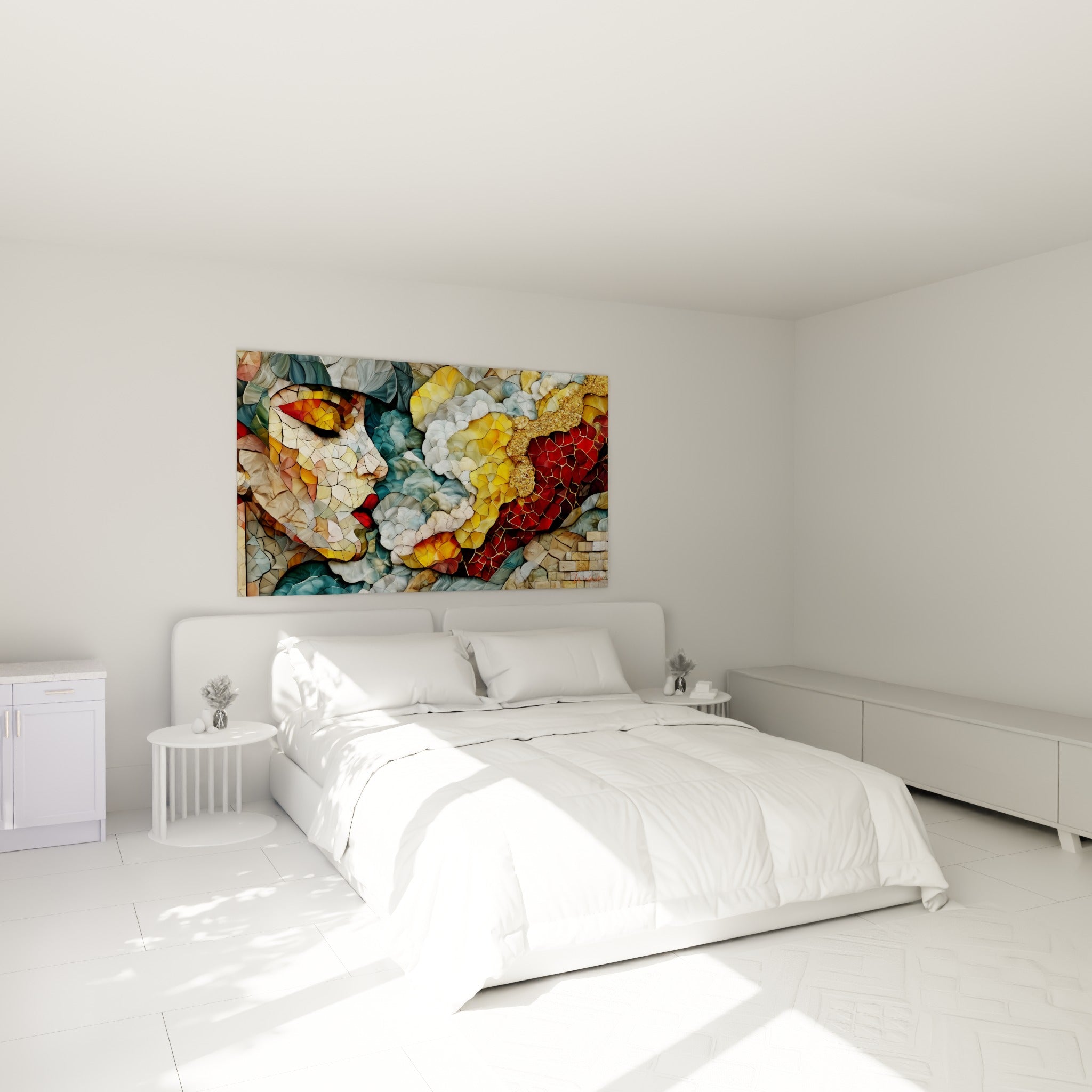 Visage abstrait doré et rouge en mosaïque fracturée, accroché au-dessus d'un lit dans une chambre claire