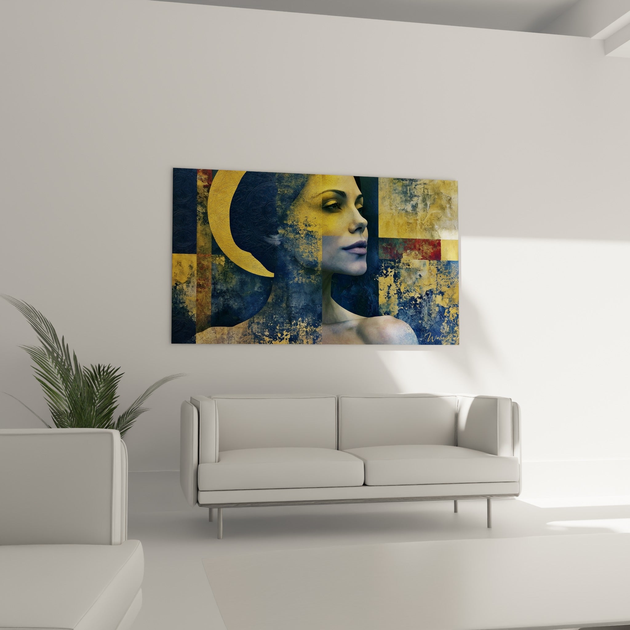Portrait fragmenté du Visage abstrait, tons dorés et bleu marine, au-dessus d'un canapé dans un salon lumineux