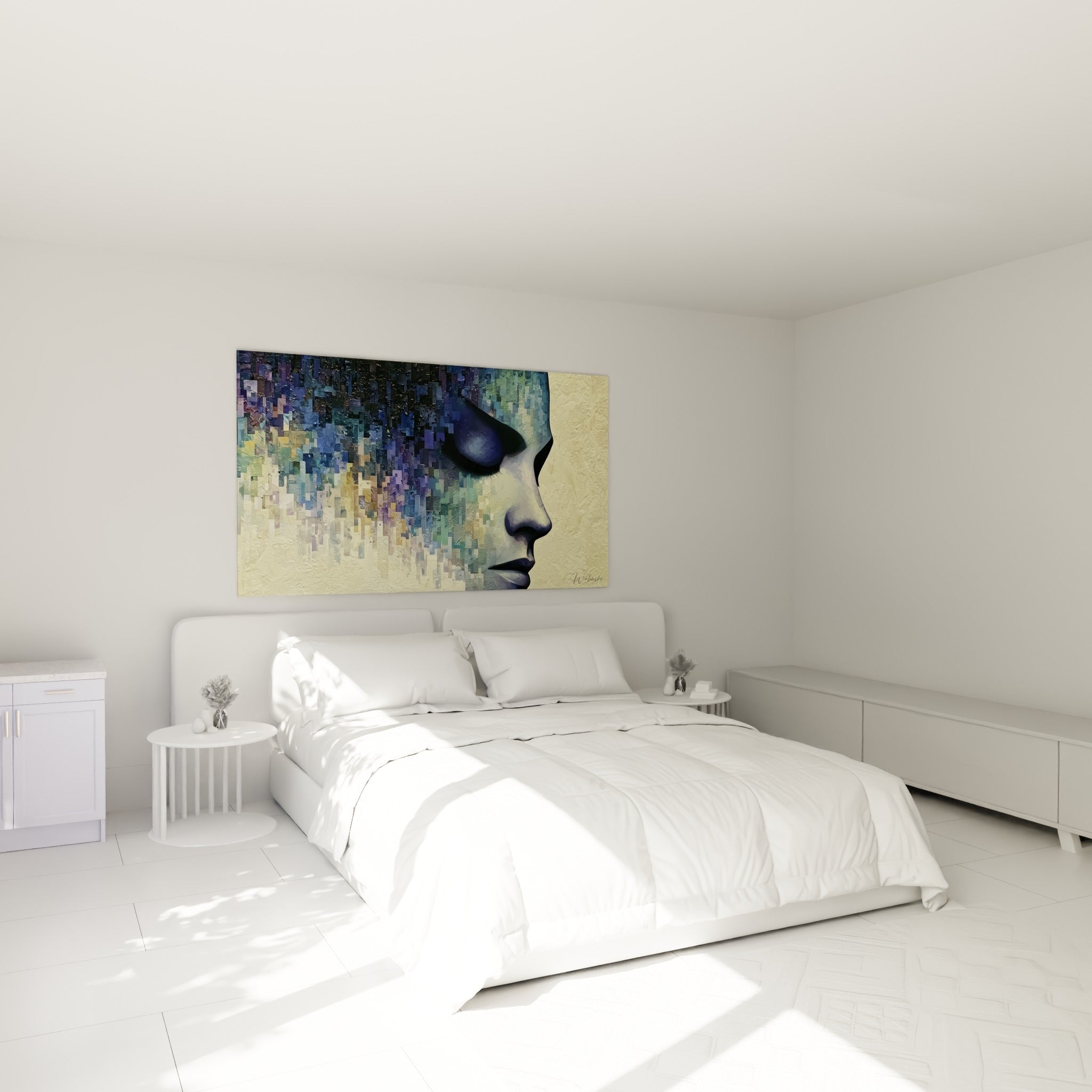 Profil bleu marine et doré d'un visage abstrait, accroché au-dessus d'un lit dans une chambre claire