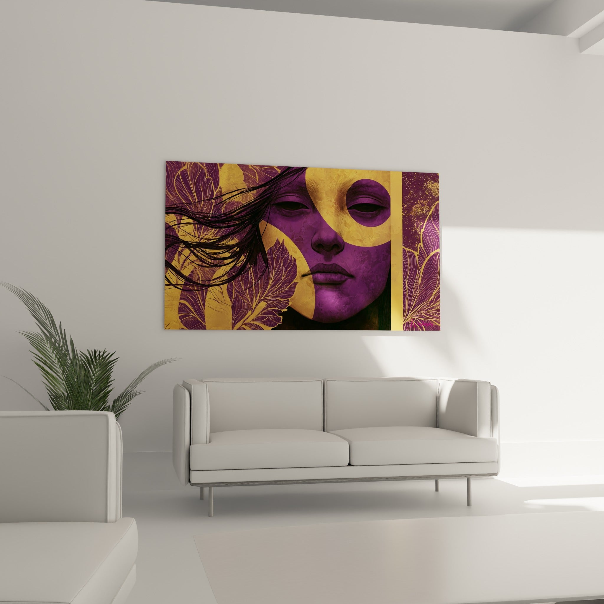 Femme au visage violet et doré, motifs floraux stylisés, tableau visage abstrait au-dessus d'un canapé dans un salon lumineux