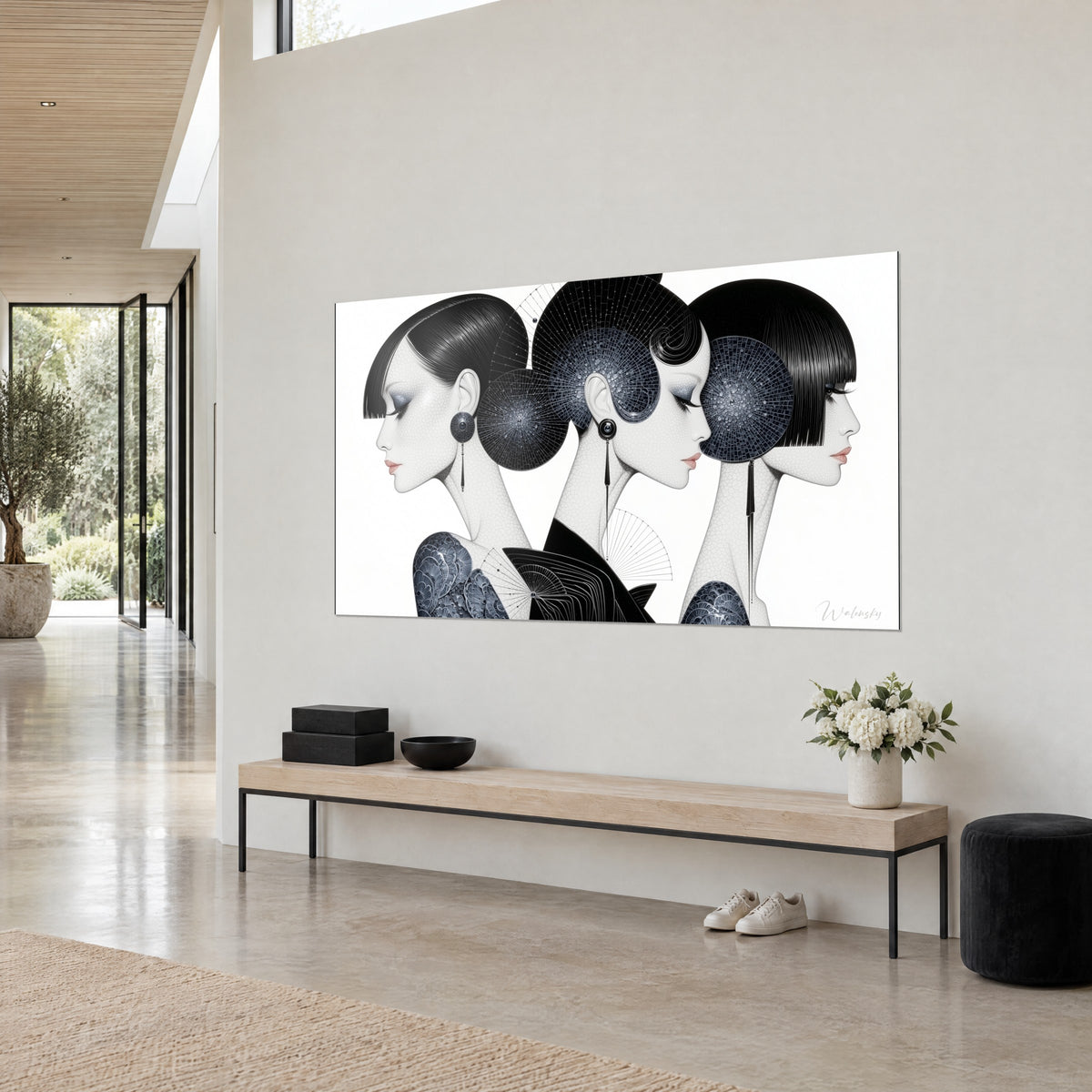 Schilderij trio van gestileerde gezichten, gelakte zwarte vierkanten en gebarsten ivoorkleurige huid, driekwart zicht op een lichtgrijze muur