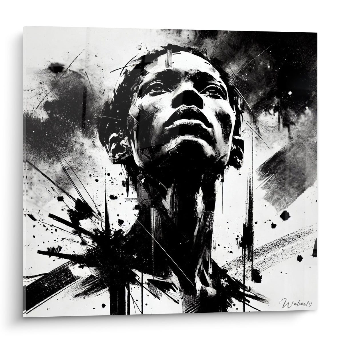 Visage renversé en noir et blanc, éclats d'encre fracturés autour du portrait abstrait