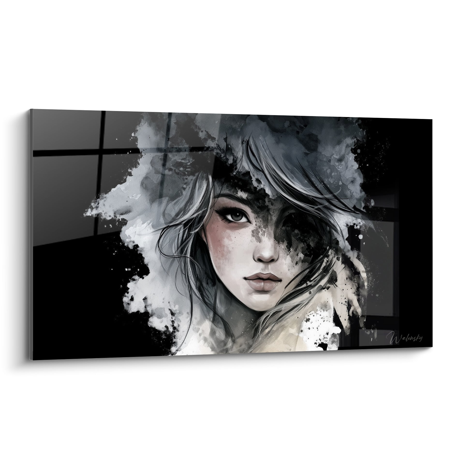Visage abstrait d'une femme aux cheveux gris fondus dans des éclaboussures noires et blanches d'encre