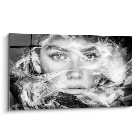 Visage abstrait noir et blanc au regard perçant, entouré de mèches blanches et grises translucides