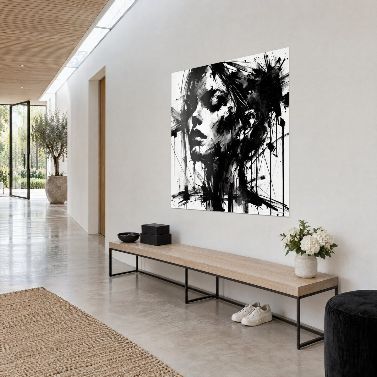 Quadro ritratto espressivo con pennellate grigie e nere, ciocche frustate su bianco, visto di tre quarti in un corridoio chiaro