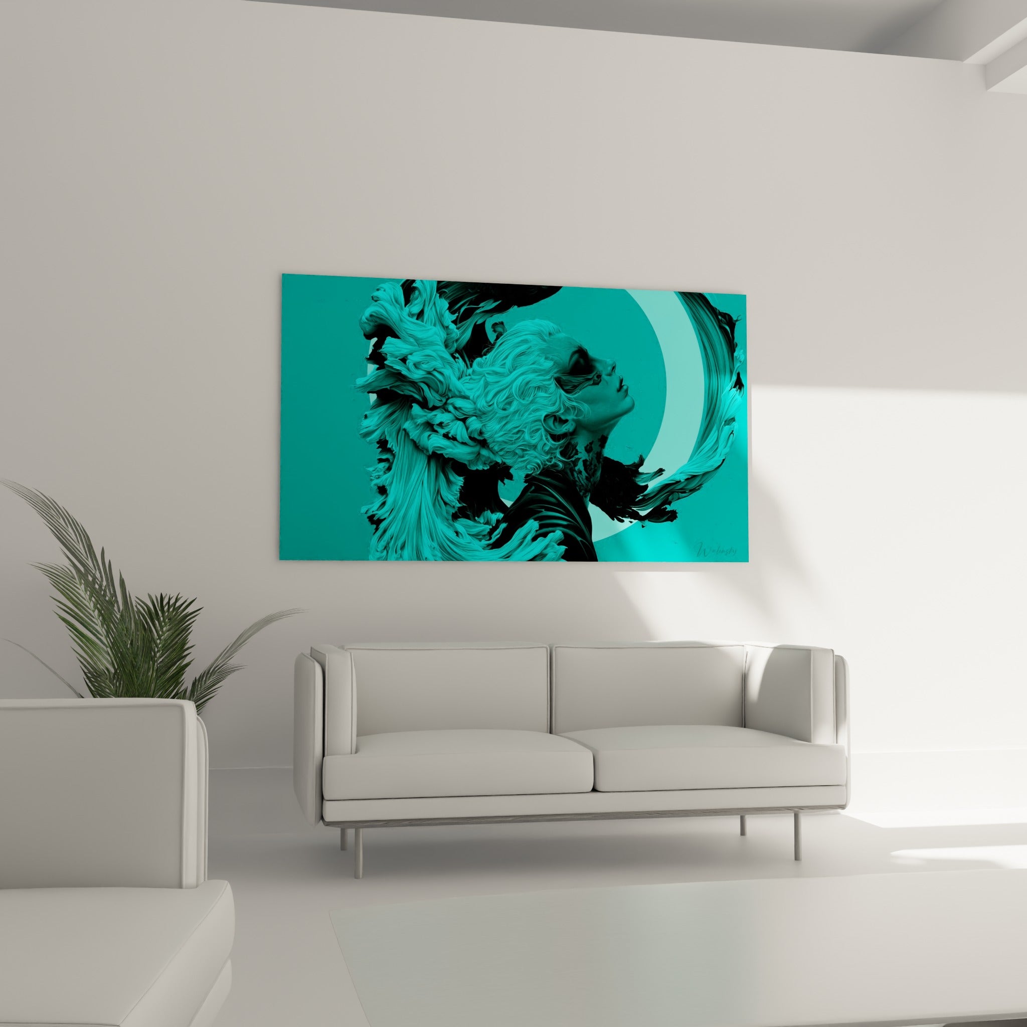 Portrait turquoise et anthracite, chevelure en vagues sculpturales, au-dessus d'un canapé dans un salon lumineux