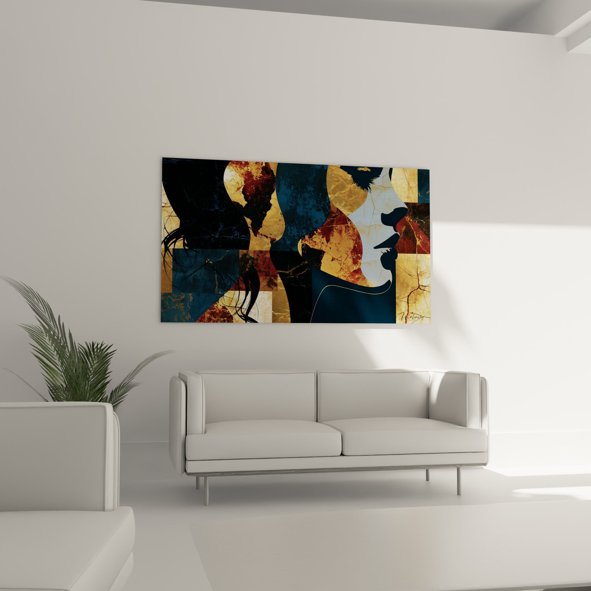 Profils graphiques bleu marine et ocre du Visage abstrait, suspendus au-dessus d'un canapé dans un salon lumineux