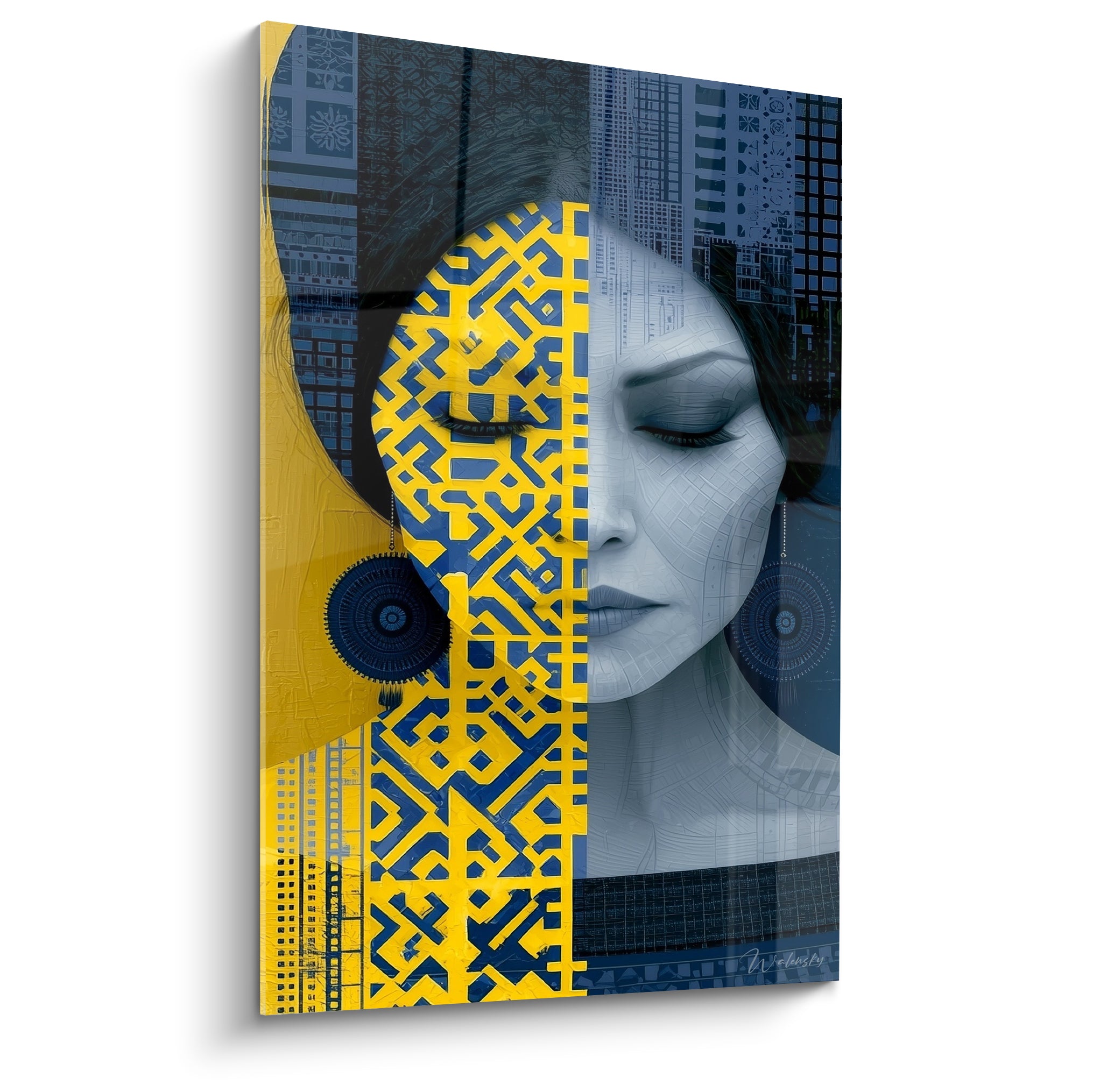 Visage abstrait divisé entre motif ocre labyrinthique et portrait bleu marine texturé aux yeux clos