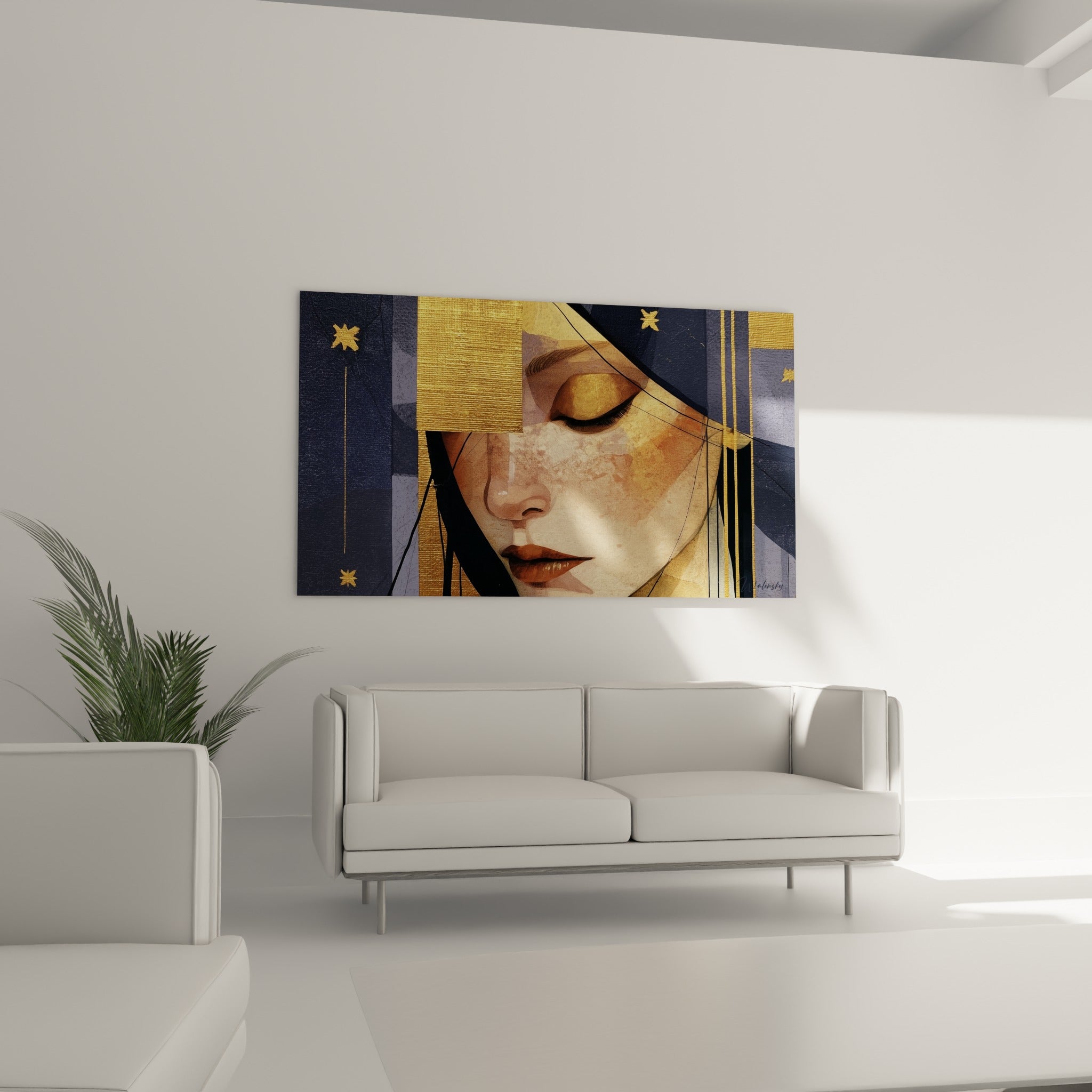 Regard baissé du visage abstrait ocre et doré, au-dessus d'un canapé dans un salon lumineux