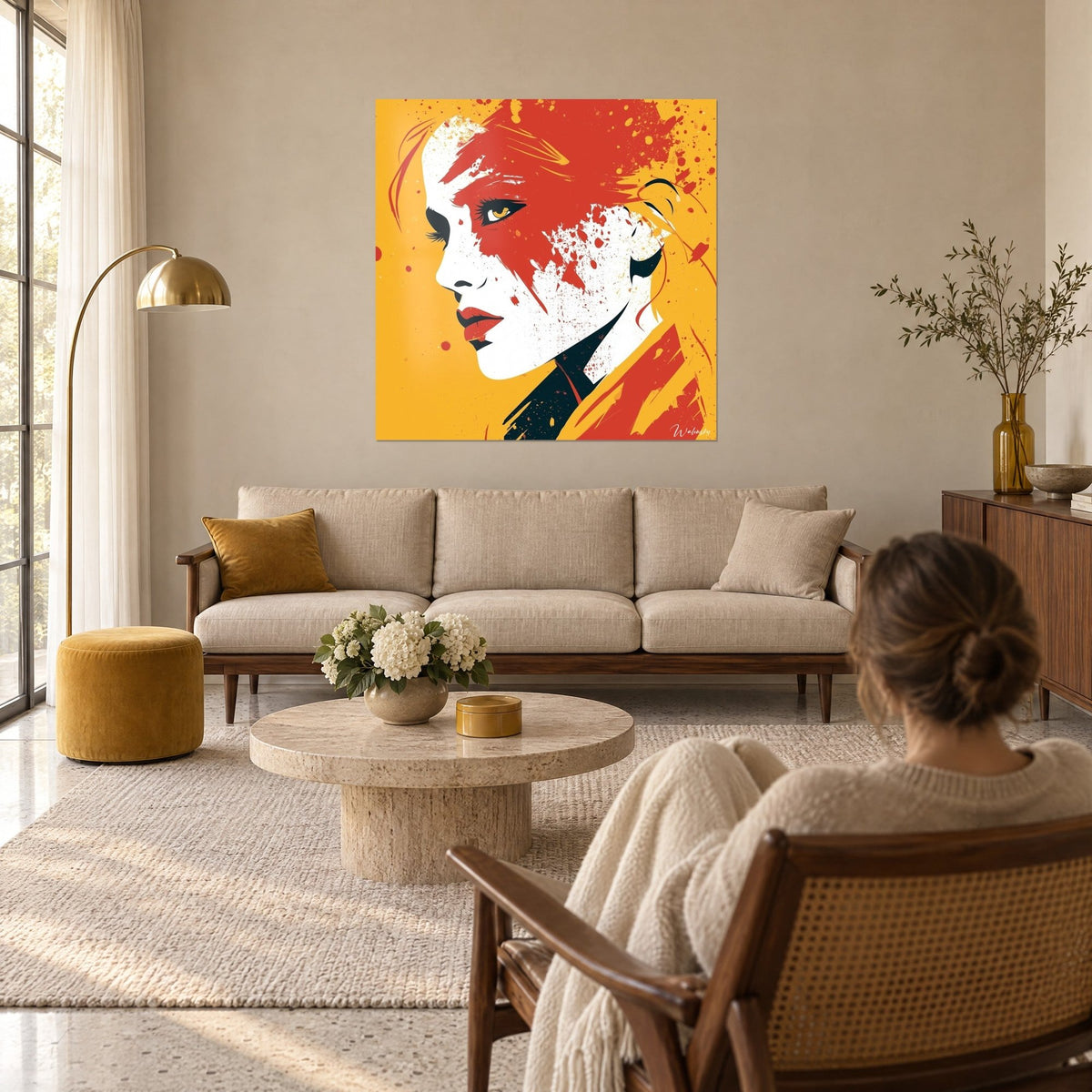 Cuadro retrato de mujer de perfil, máscara roja salpicada sobre fondo amarillo, una mujer de espaldas, sobre un sofá en un salón luminoso