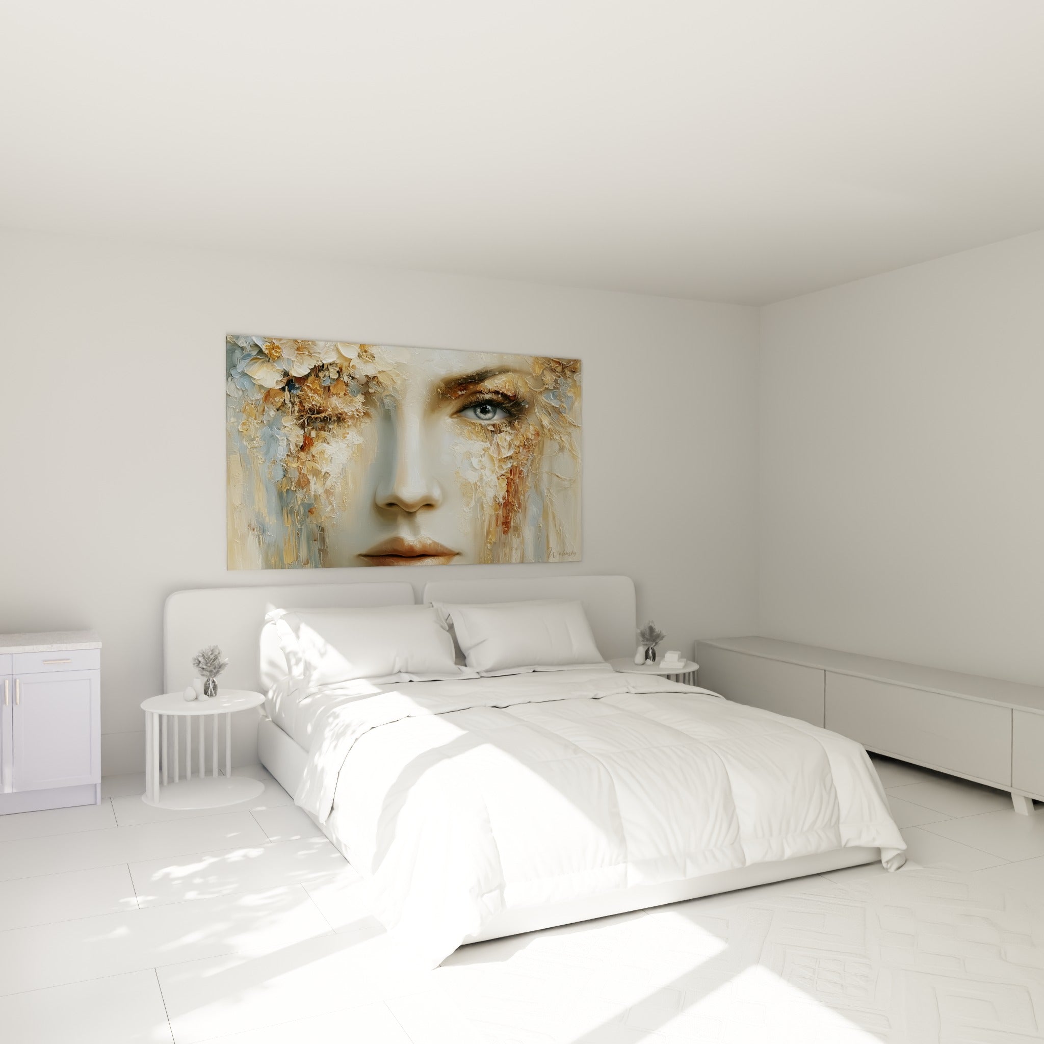 Regard bleu clair du visage abstrait doré et beige, accroché au-dessus d'un lit dans une chambre claire