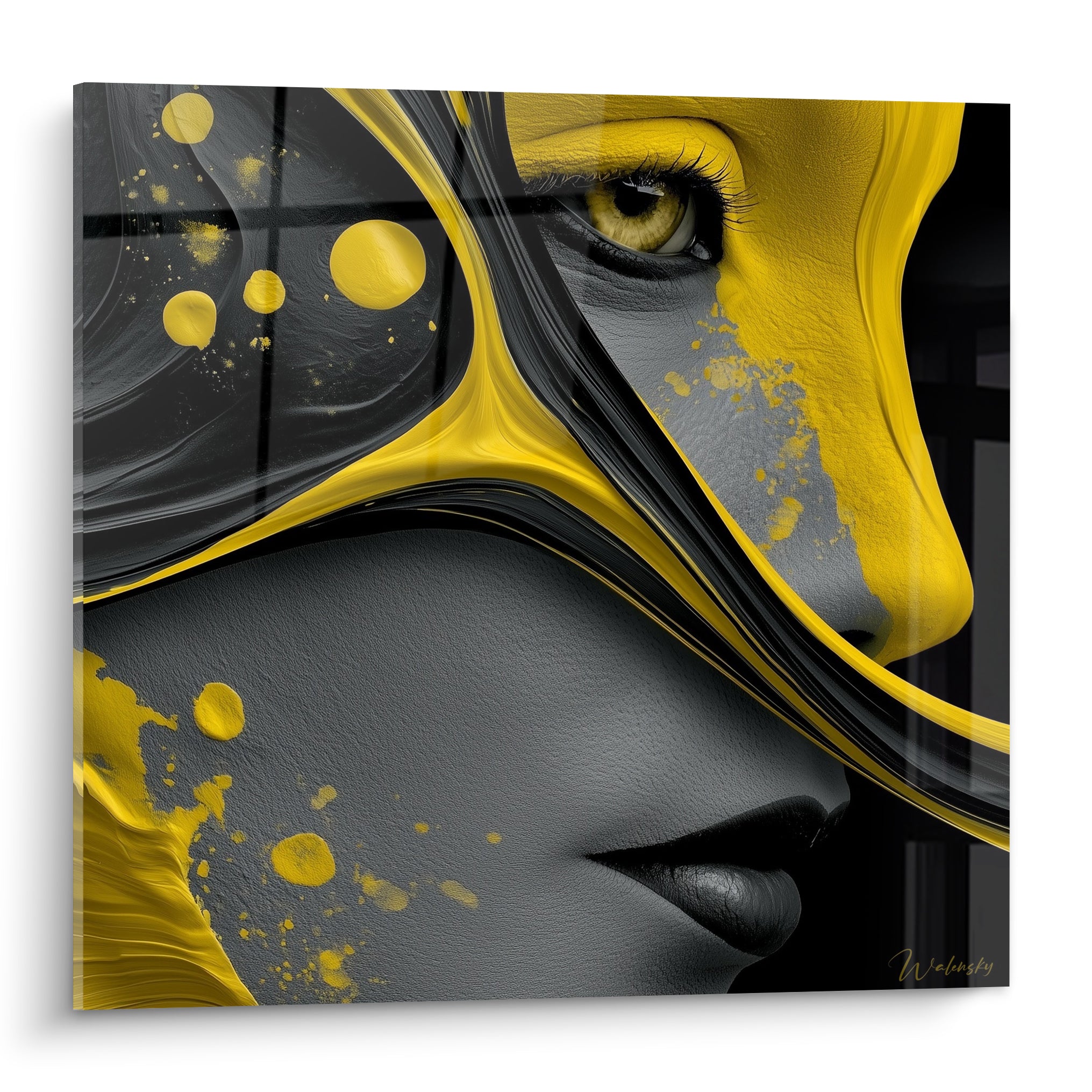 Visage abstrait au regard doré, voile jaune et texture gris anthracite éclaboussée