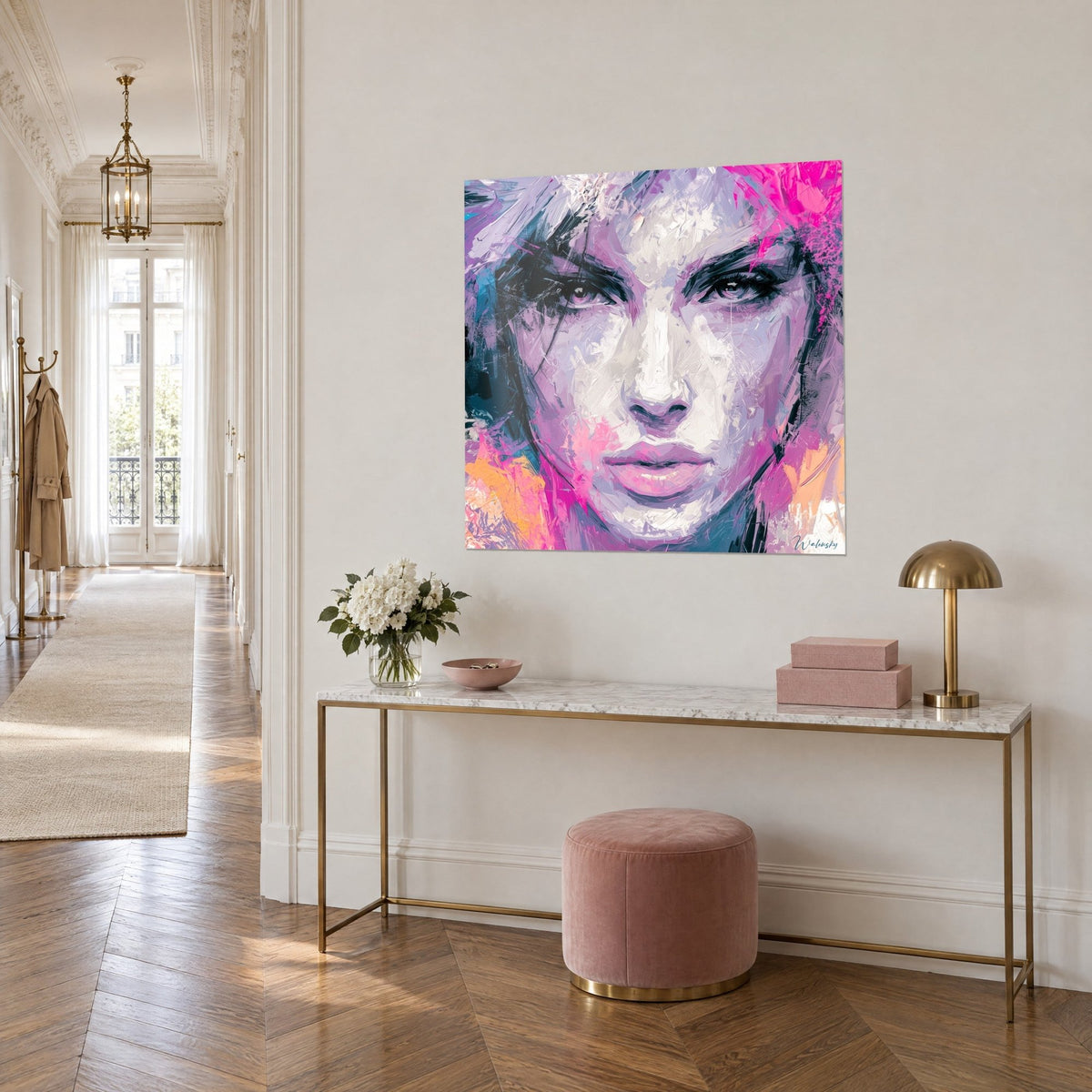 Quadro volto femminile a spatola, zigomi bianco madreperla e ciocche nere, su una parete beige di ingresso in stile haussmanniano