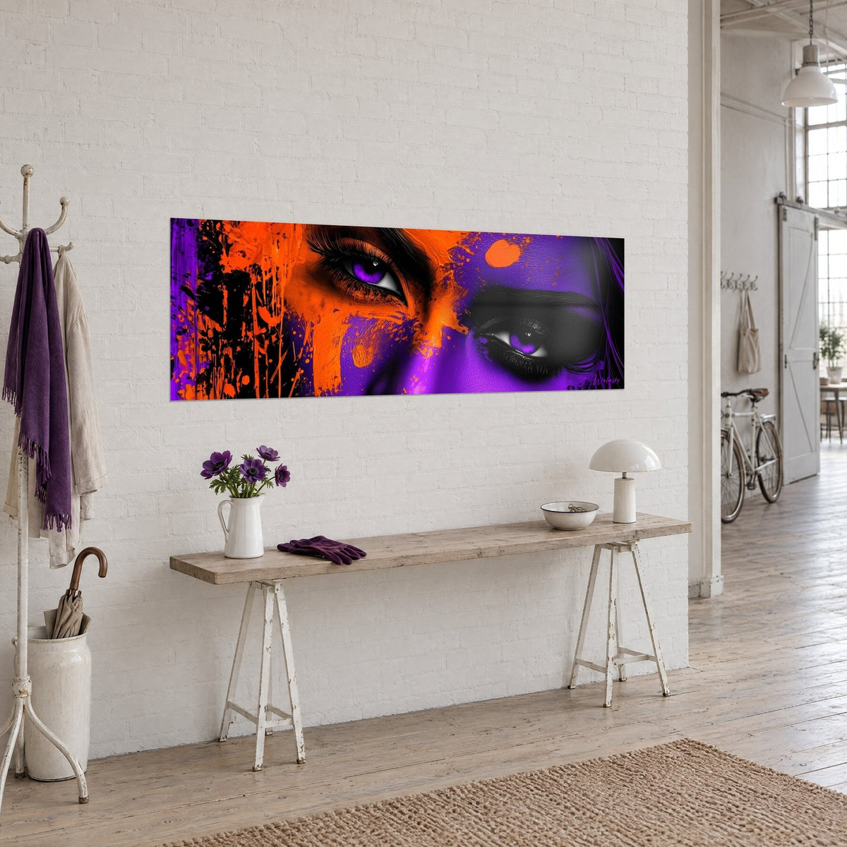 Gemälde mit abstraktem Gesicht und Amethyst-Iris, violette Wangen mit orangefarbenen und schwarzen Streifen, an einer weißen Loft-Wand