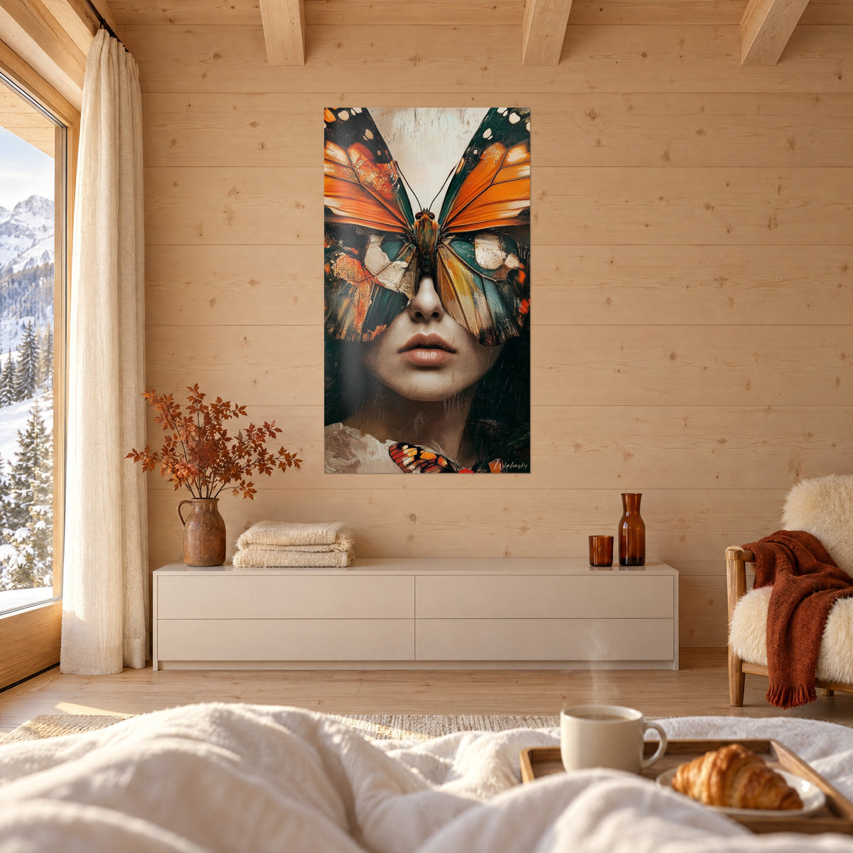 Gemälde Frau mit Schmetterlingsflügel-Maske in Orange und Türkis, nackte Lippen, oberhalb eines Bettes in einem hellen Schlafzimmer