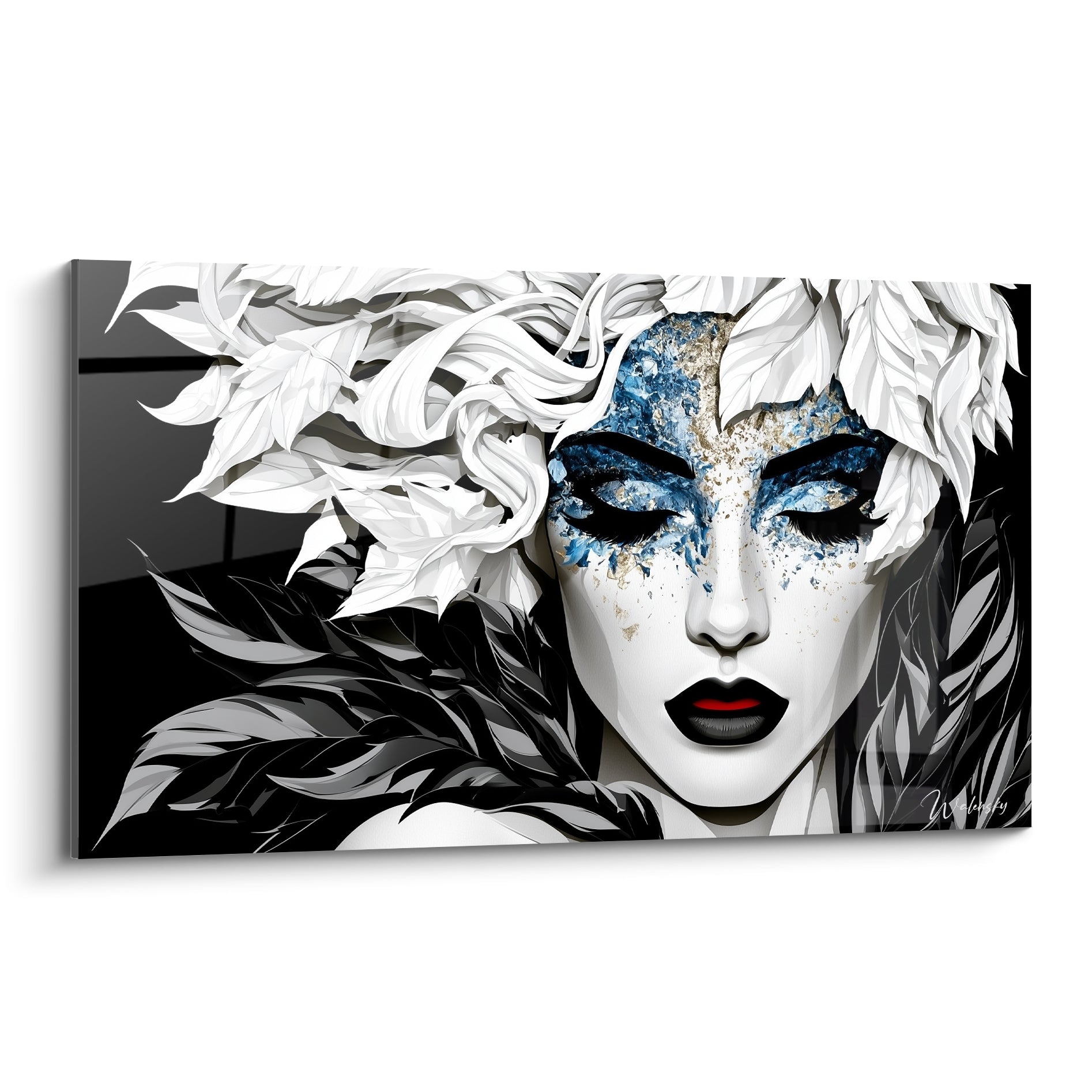 Visage abstrait aux paupières closes, plumes blanches et noires, maquillage bleu marine et doré, lèvres rouges