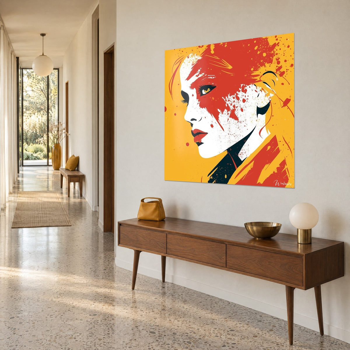 Cuadro rostro femenino estilizado, mejilla blanca moteada de rojo y fondo amarillo azafrán, visto de lado en un pasillo
