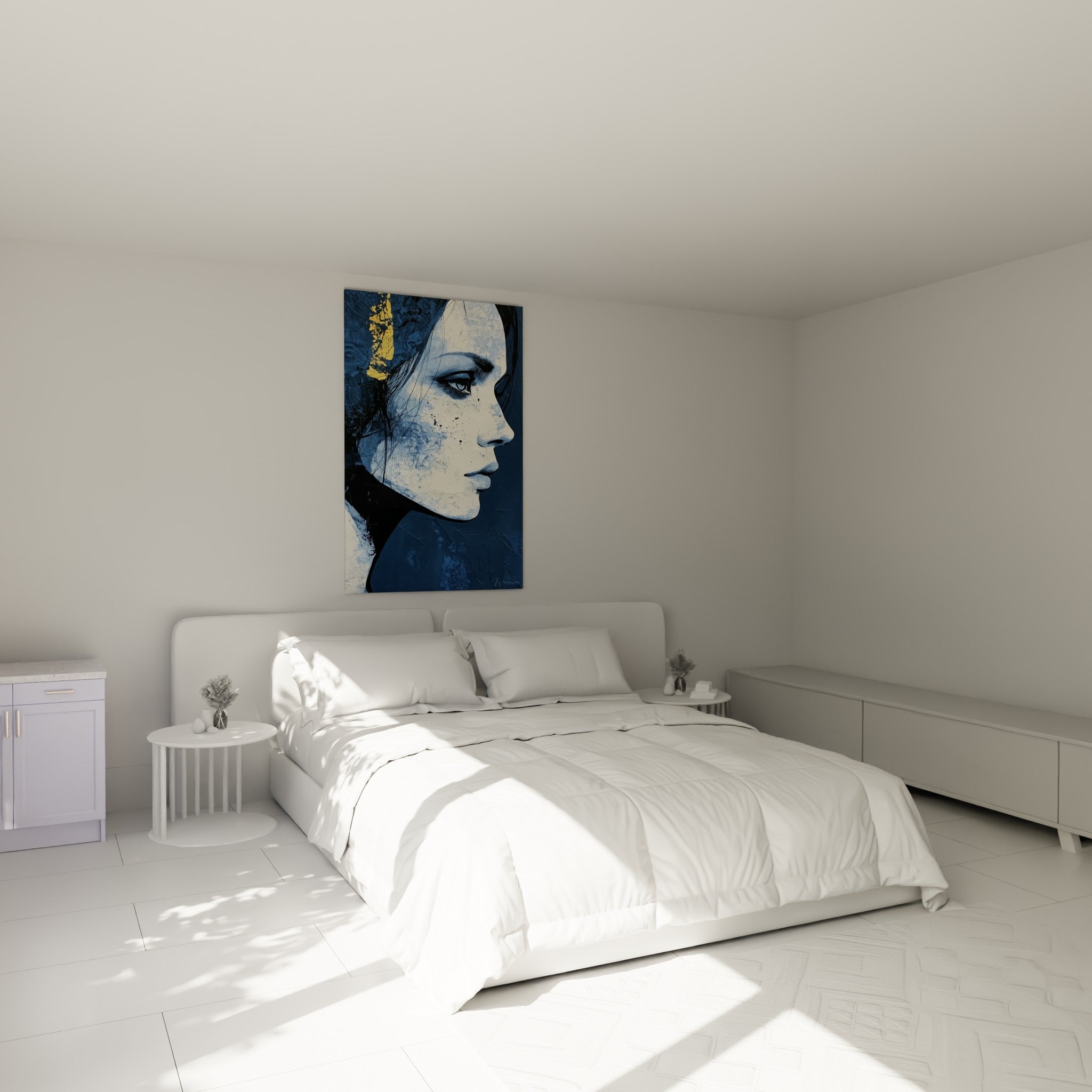 Portrait bleu marine et doré au regard baissé, tableau visage abstrait au-dessus d'un lit dans une chambre claire