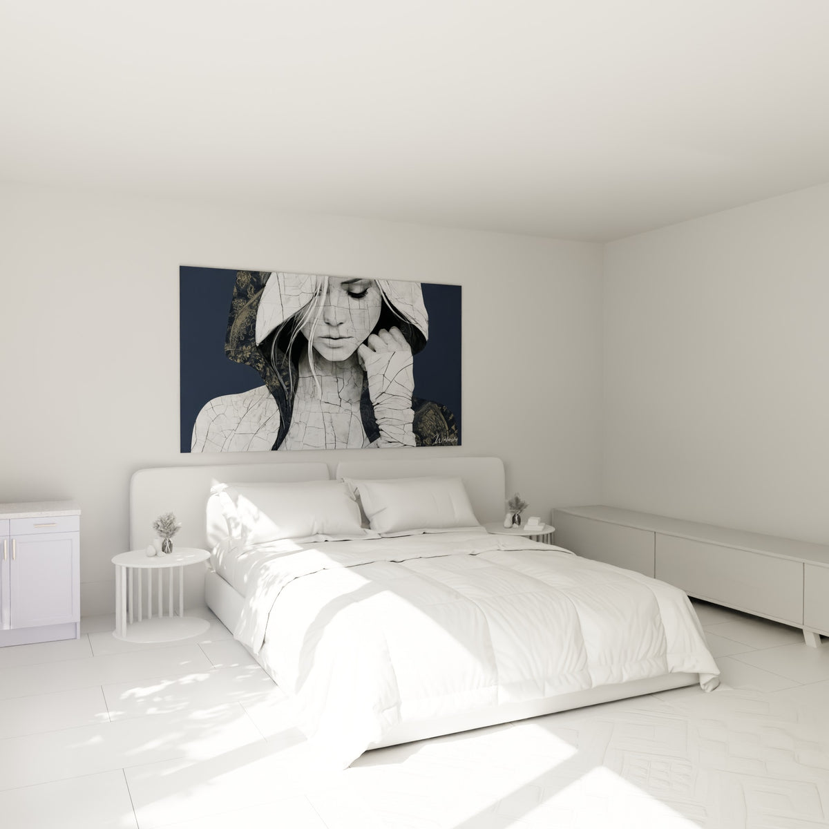 Portrait craquelé blanc et bleu marine du Visage abstrait, au-dessus d'un lit dans une chambre claire.