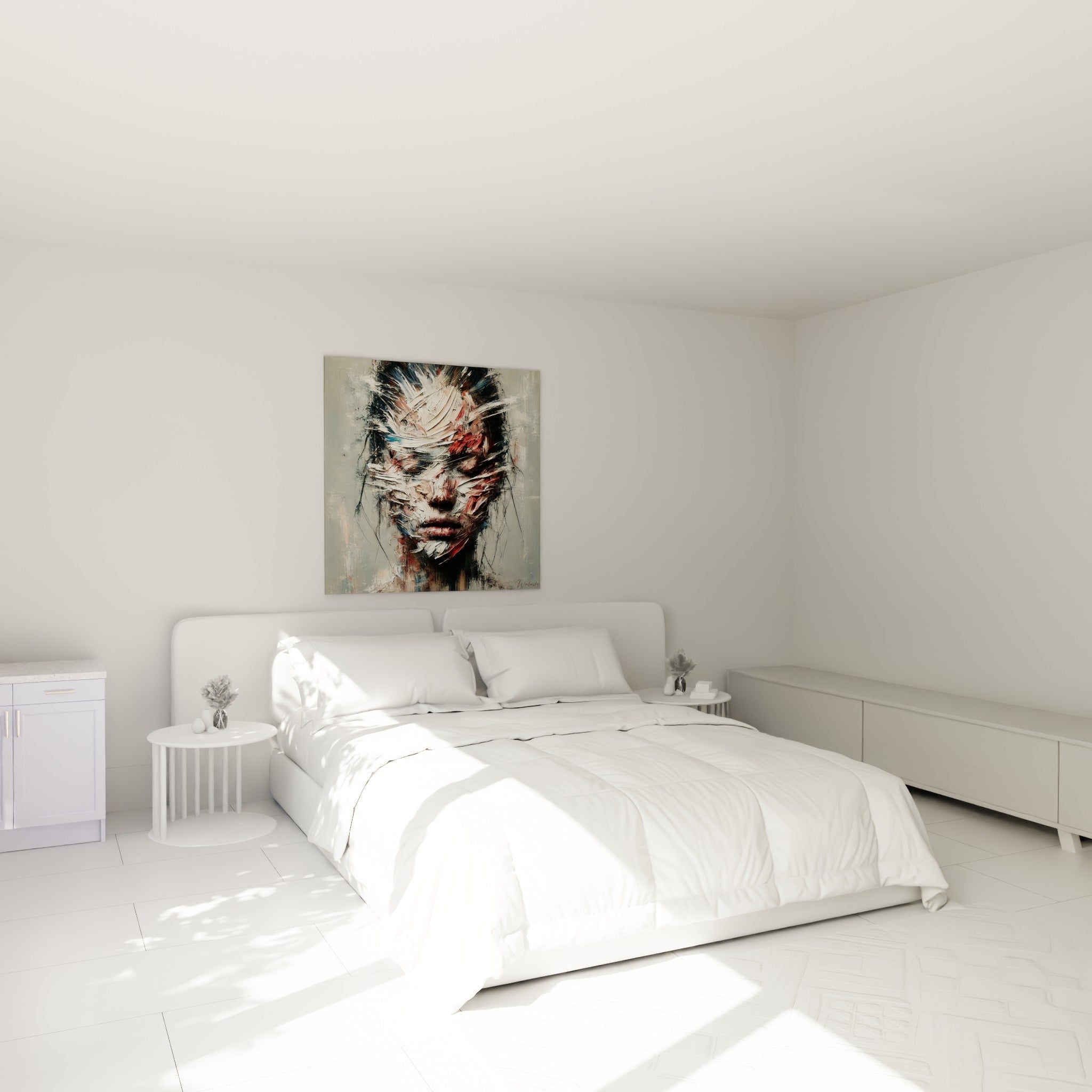 Portrait fragmenté blanc et fauve du visage abstrait au-dessus d'un lit dans une chambre claire