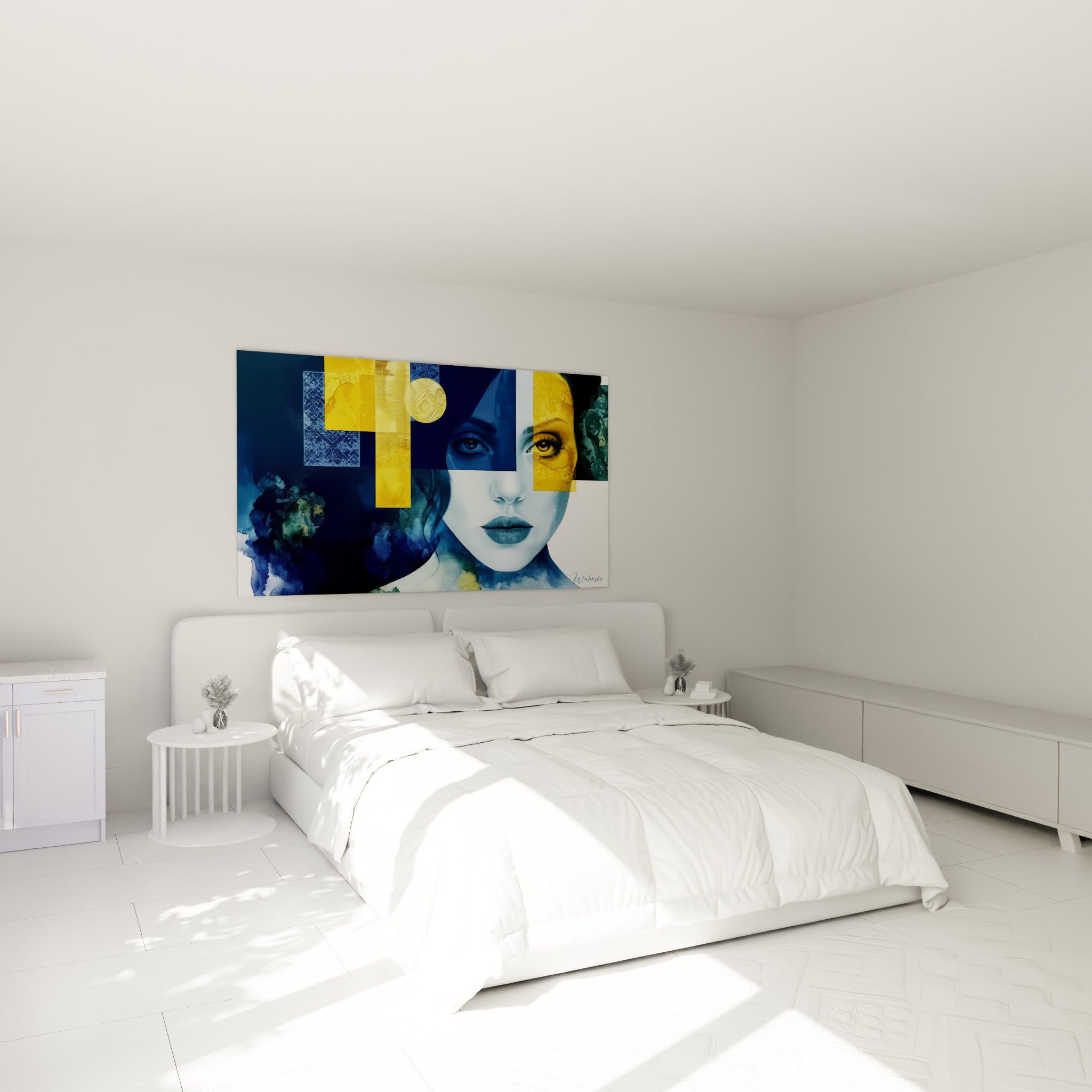 Portrait fragmenté aux teintes dorées et bleu marine, au-dessus d'un lit dans une chambre claire
