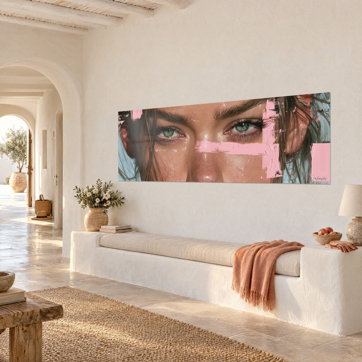 Cuadro con ojos verdes en primer plano, mechones castaños y un toque rosa empolvado sobre la nariz, pared de cal crema, salón mediterráneo