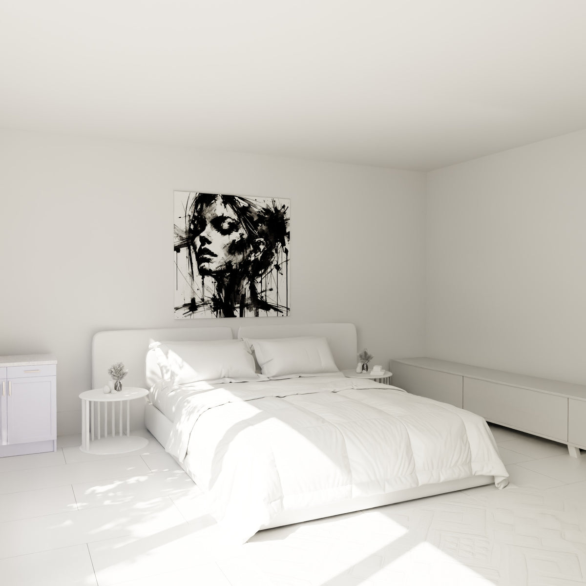 Portrait féminin abstrait noir et blanc aux traits gestuels, accroché au-dessus d'un lit dans une chambre claire