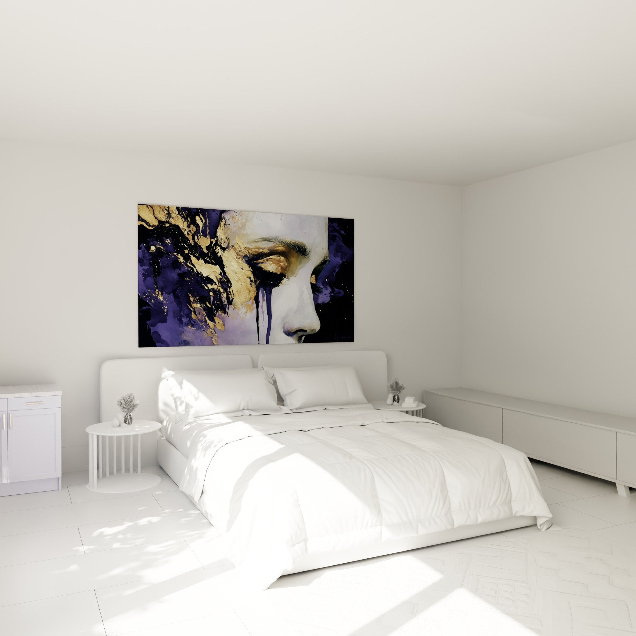 Profil doré et violet du visage abstrait accroché au-dessus d'un lit dans une chambre claire