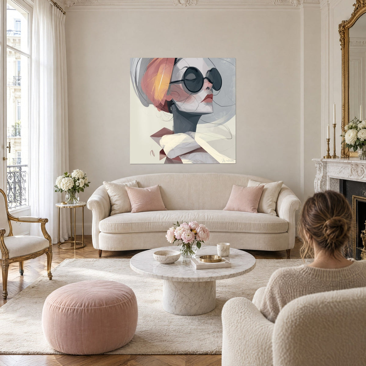 Schilderij vrouw in retro profiel met ronde zwarte bril, oranje tulband, rode lippen, boven een bank in een lichte woonkamer