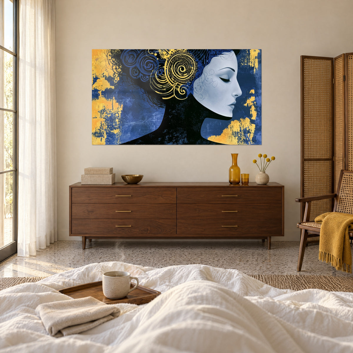 Schilderij droomachtige vrouwensilhouet met maanlichte huid, zwarte krullen, kobaltblauw en goudgeel, boven een bed in een lichte slaapkamer