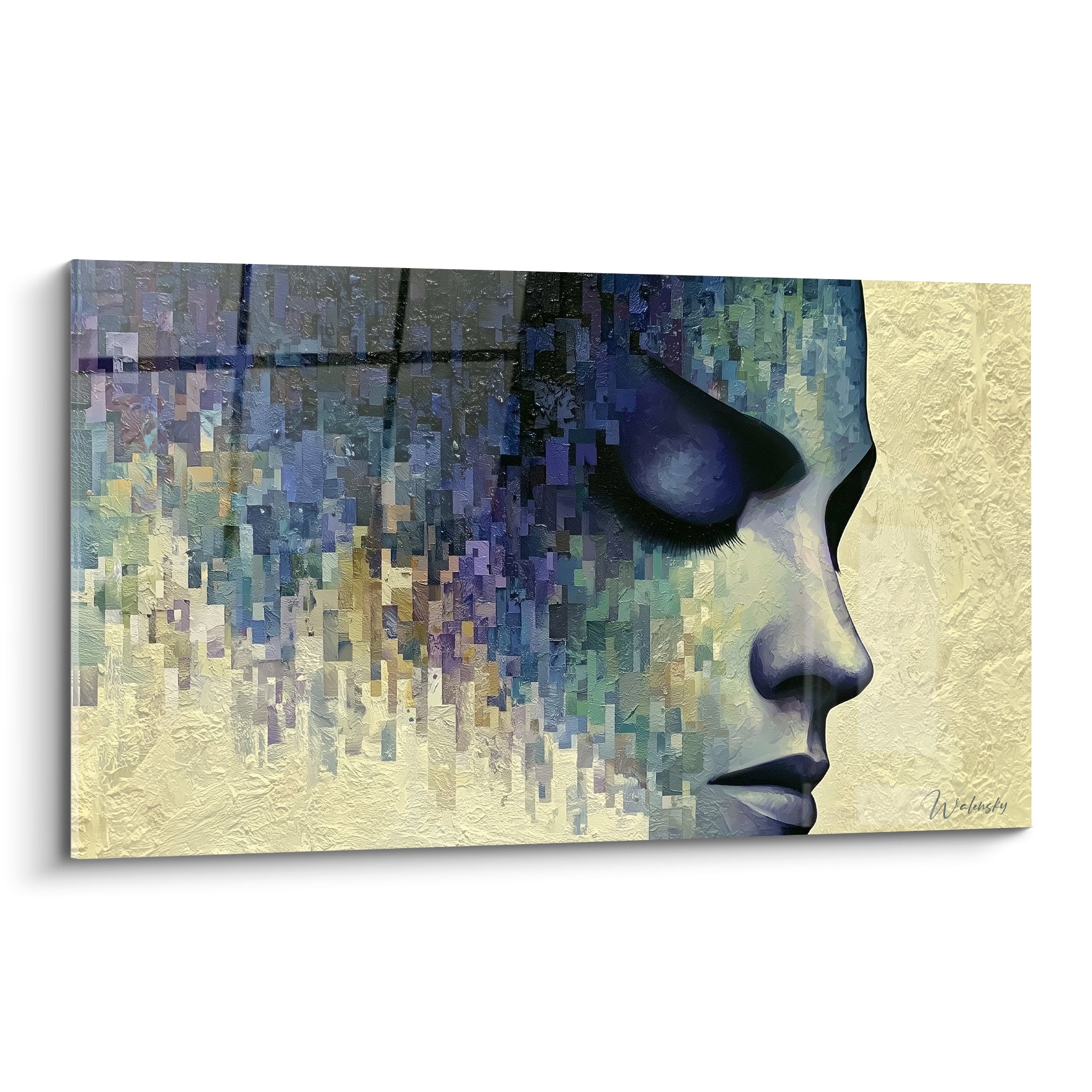 Visage abstrait de profil aux yeux clos, mosaïque bleu marine et violette sur fond doré texturé