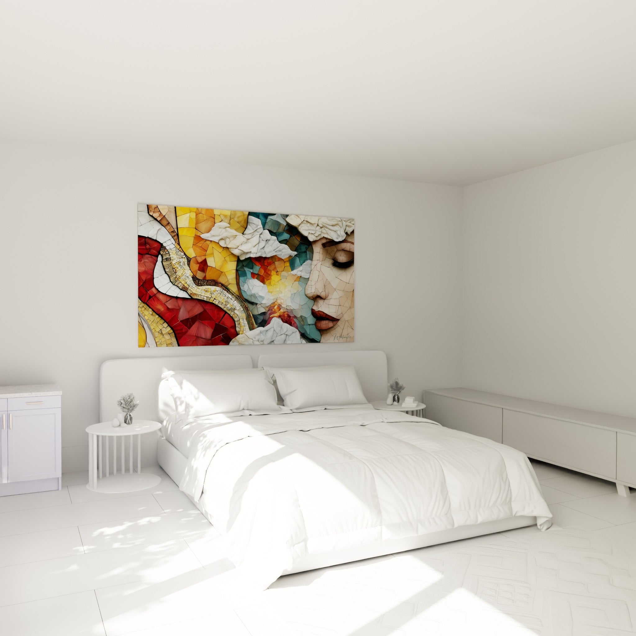 Profil fragmenté doré et rouge de ce visage abstrait, accroché au-dessus d'un lit dans une chambre claire