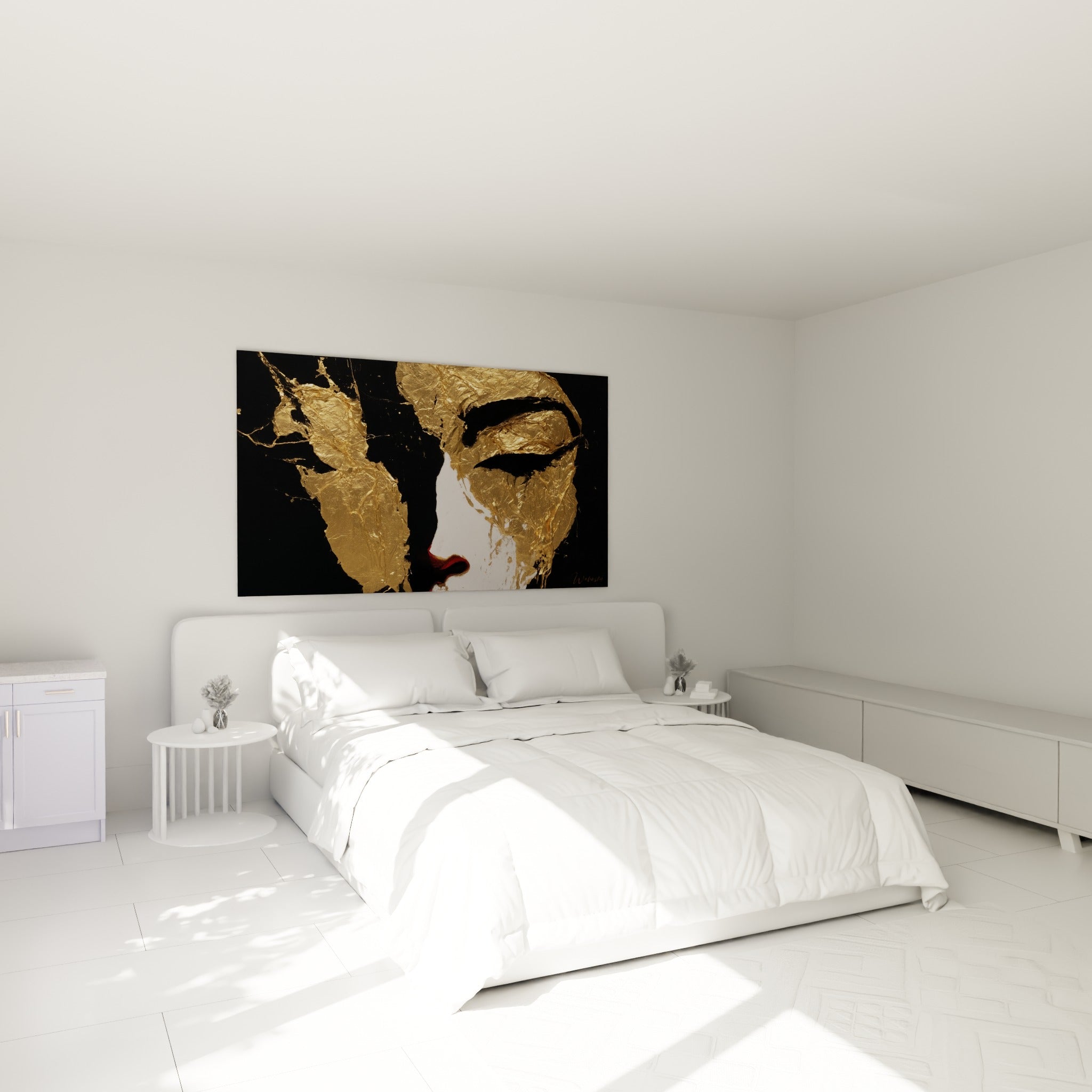 Profil doré et noir du Visage abstrait accroché au-dessus d'un lit dans une chambre claire