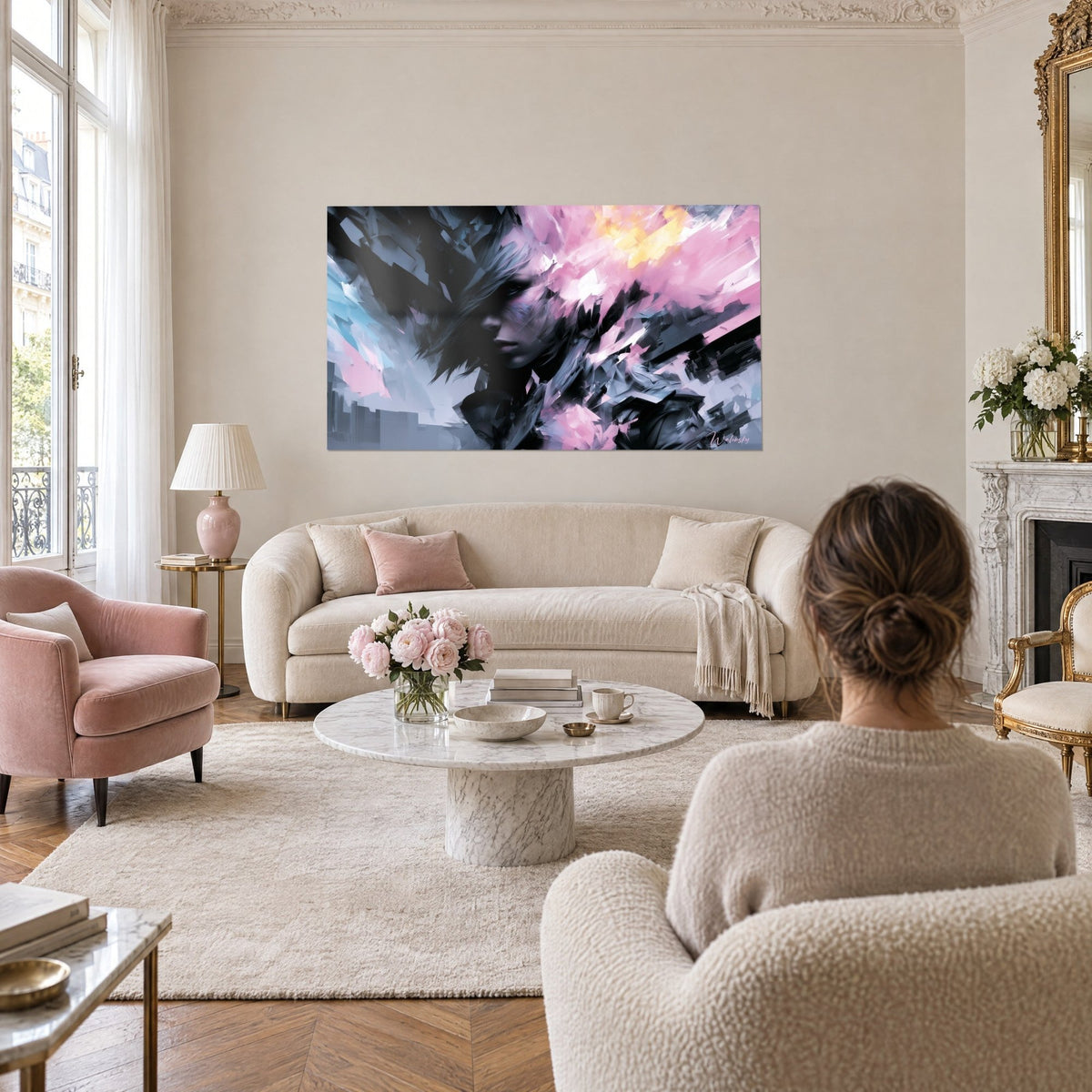 Quadro profilo femminile esploso in frammenti rosa e grigi, capelli argentati arruffati, visto da una donna di spalle davanti a un divano in un soggiorno luminoso