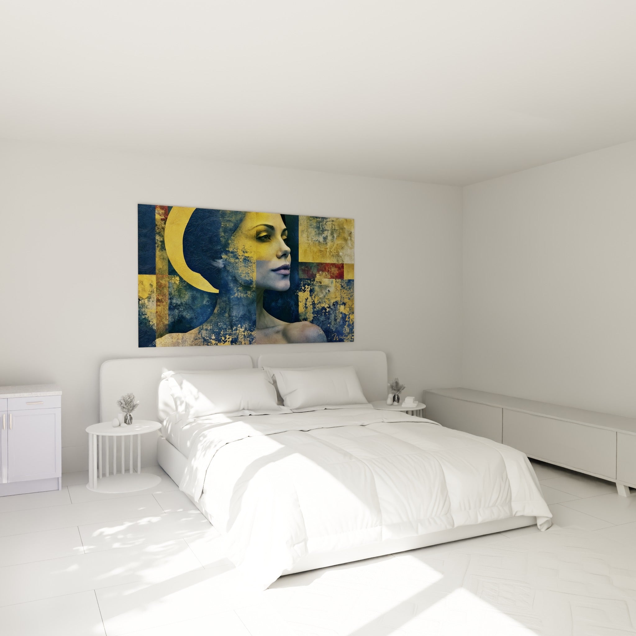 Profil doré et bleu marine du Visage abstrait accroché au-dessus d'un lit dans une chambre claire