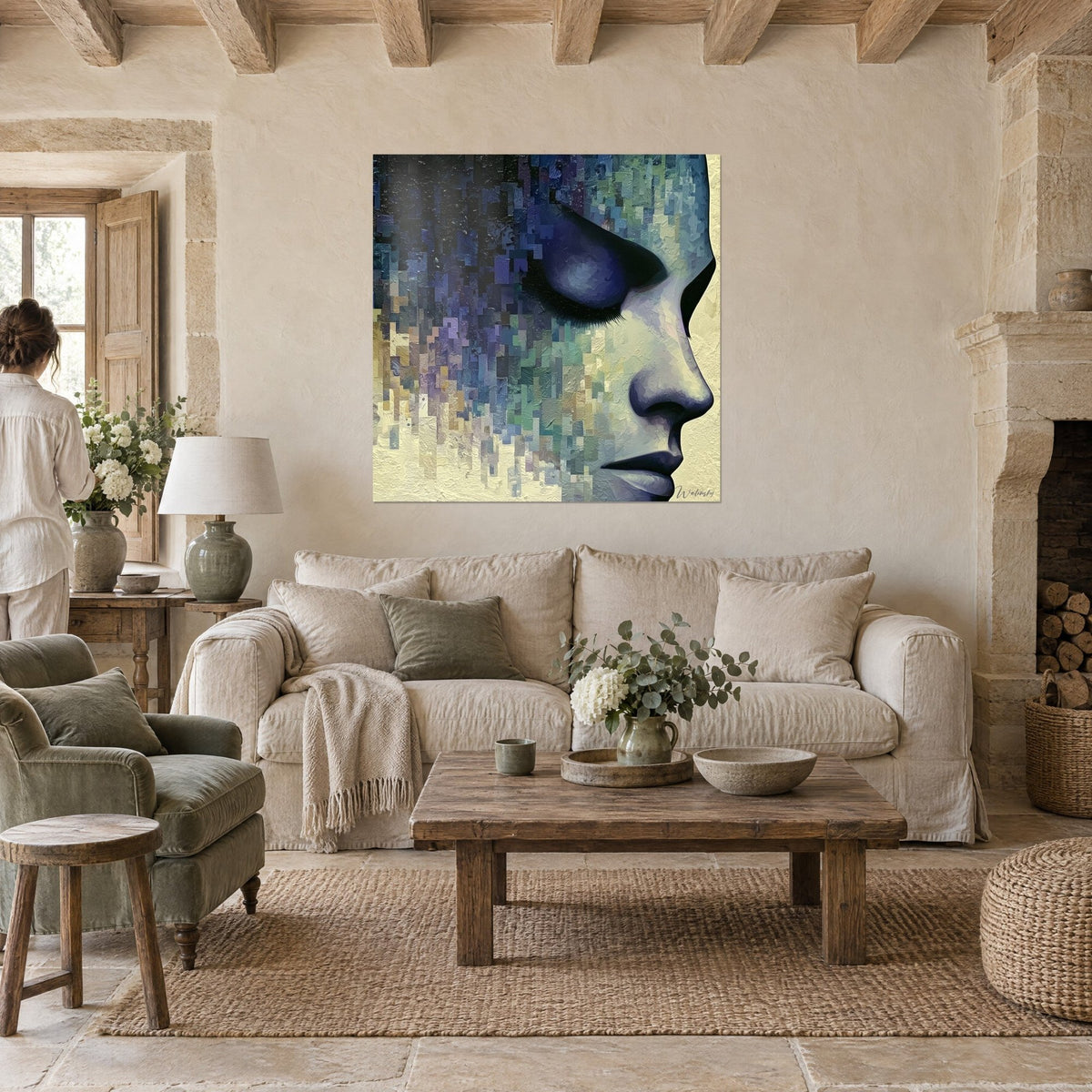 Cuadro perfil femenino con párpados cerrados, mosaico azul noche y oro pálido, frente a una pareja de espaldas sobre un sofá en un salón luminoso