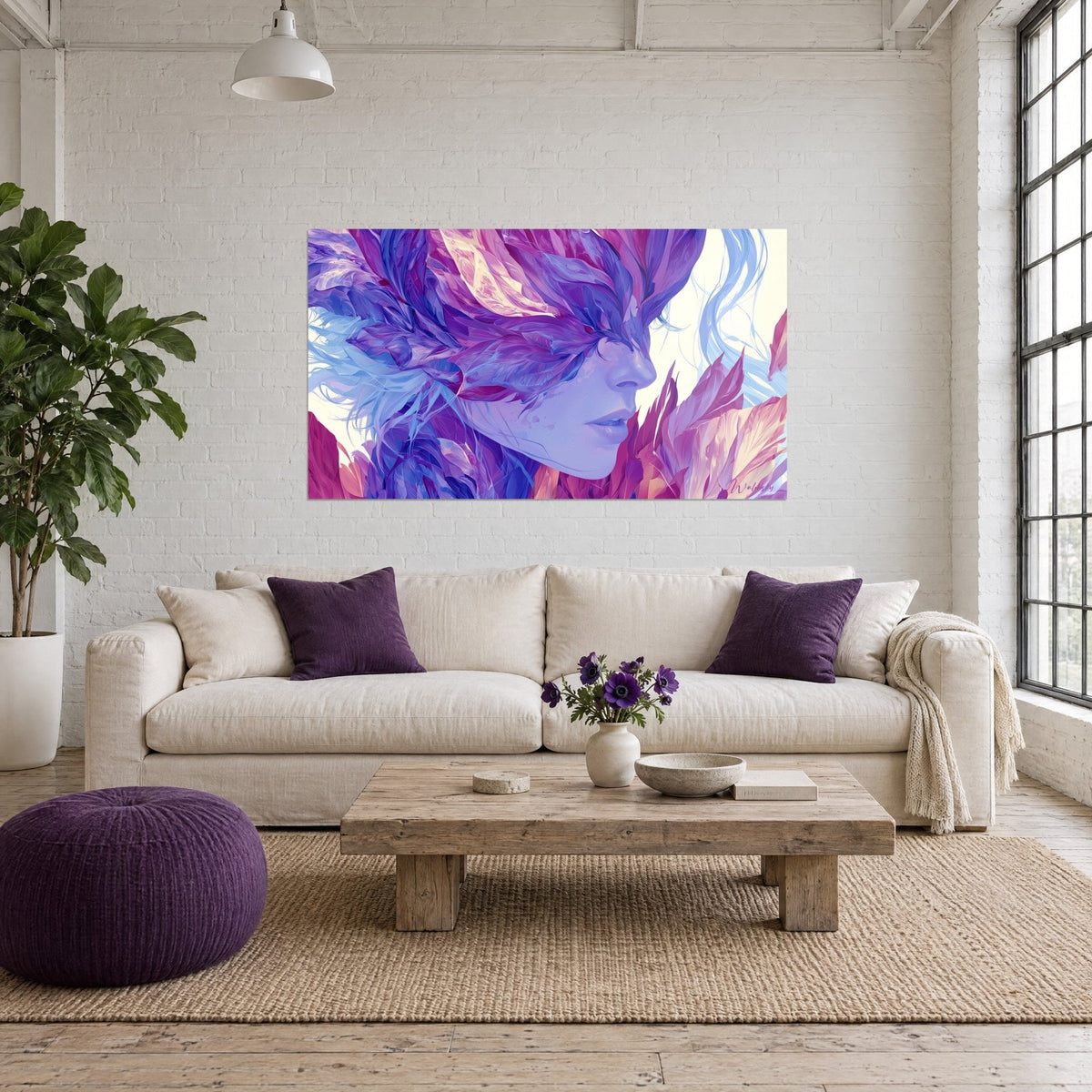 Gemälde Frauenprofil in Violett, umhüllt von fuchsiafarbenen und rauchblauen Blütenblättern, über einem Sofa in einem hellen Wohnzimmer