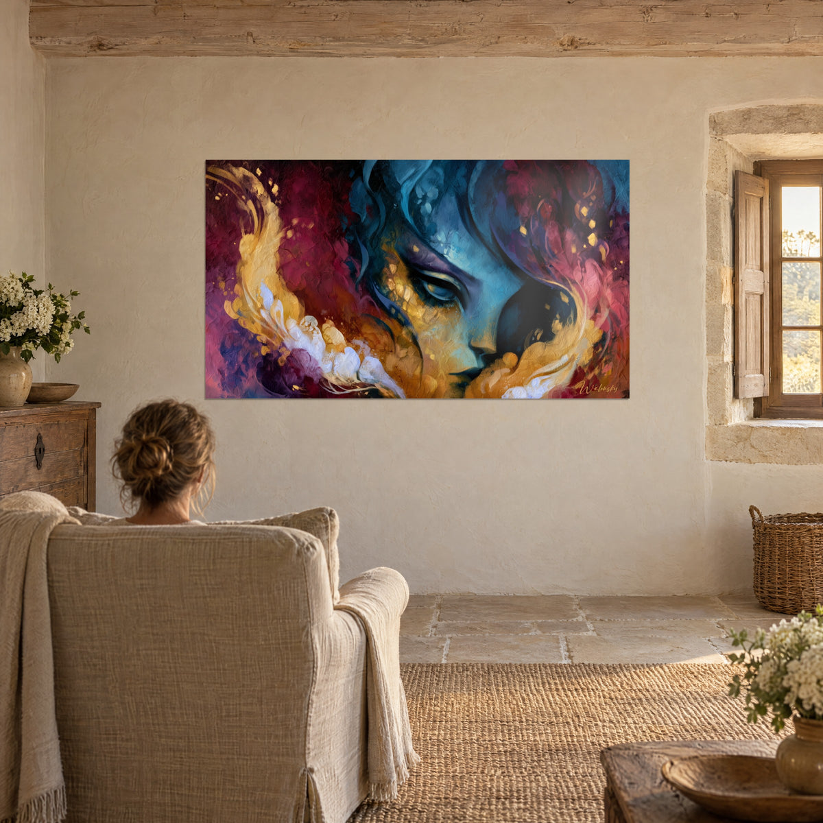 Tableau femme aux yeux baissés, peau bleue, chevelure pourpre et volutes ocre, face à un fauteuil dans un séjour en pierre