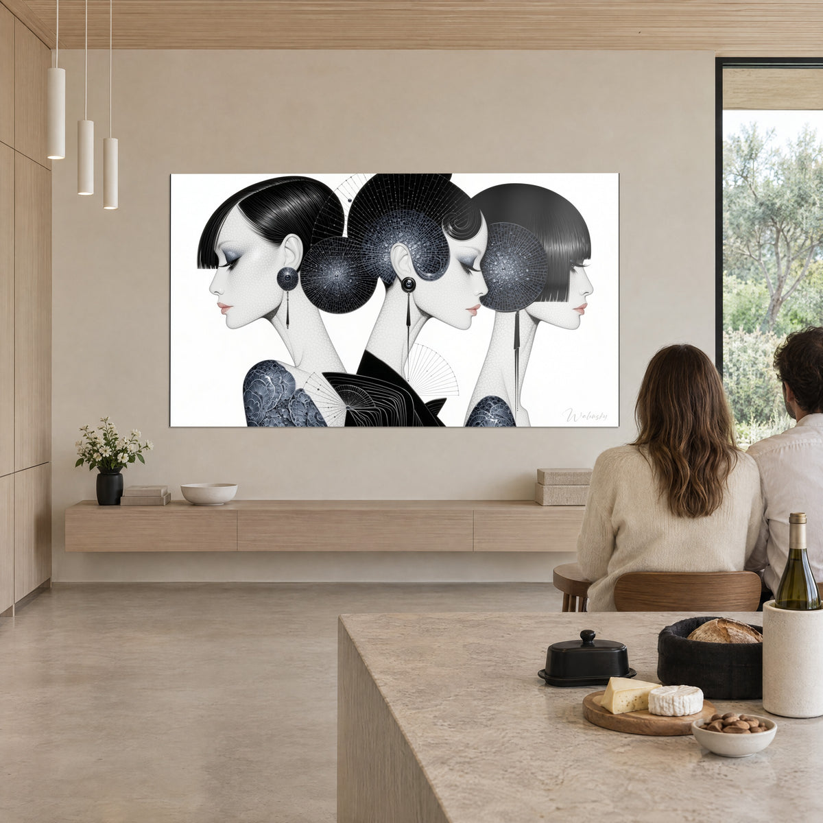 Schilderij vrouwen in profiel met getekende waaiers, inktzwart en gebarsten ivoor, in een open woonkamer met uitzicht op de tuin
