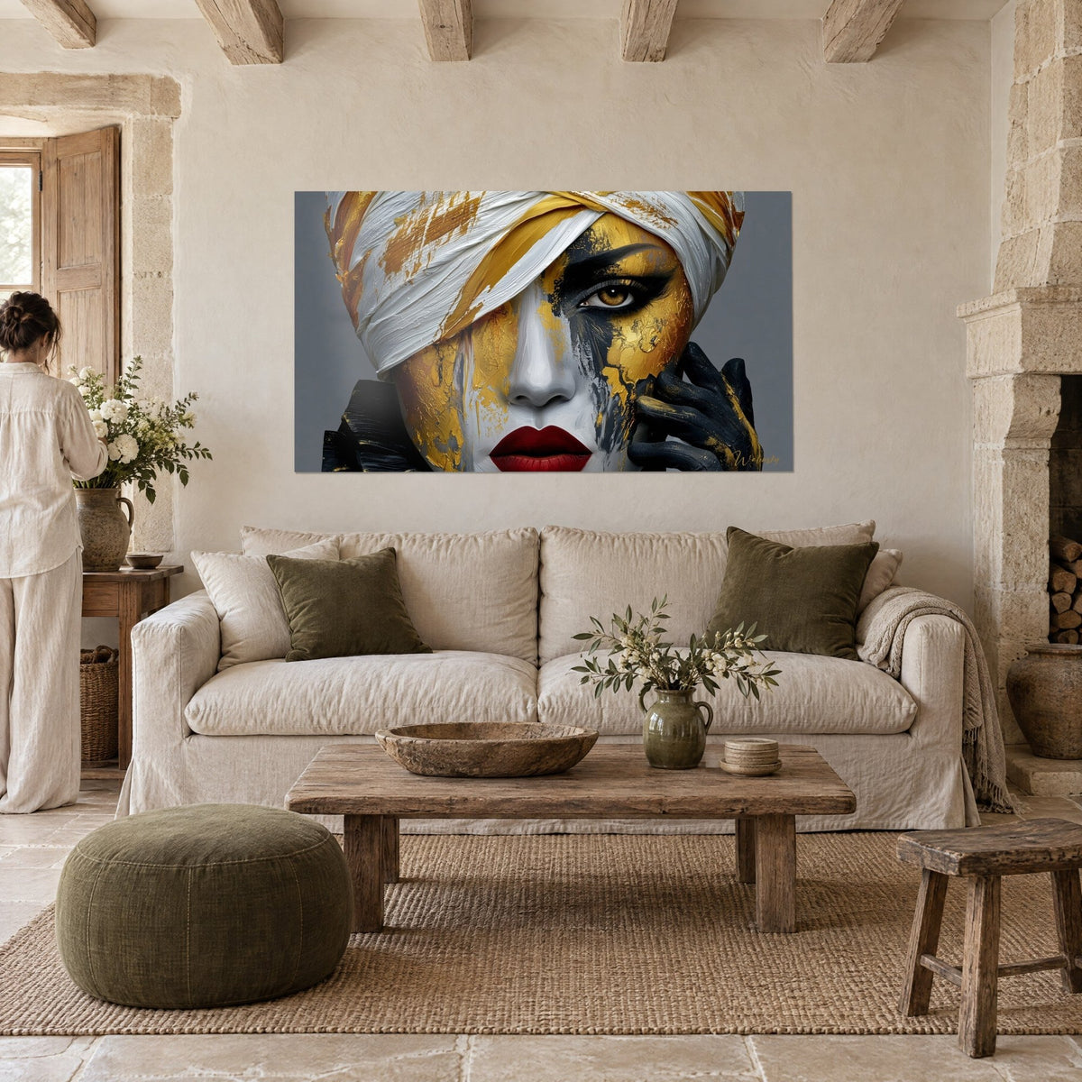 Gemälde Gesicht mit goldenen und schwarzen Farbtupfern bedeckt, dicker weißer Turban, rote Lippen, über einem Sofa in einem hellen Wohnzimmer