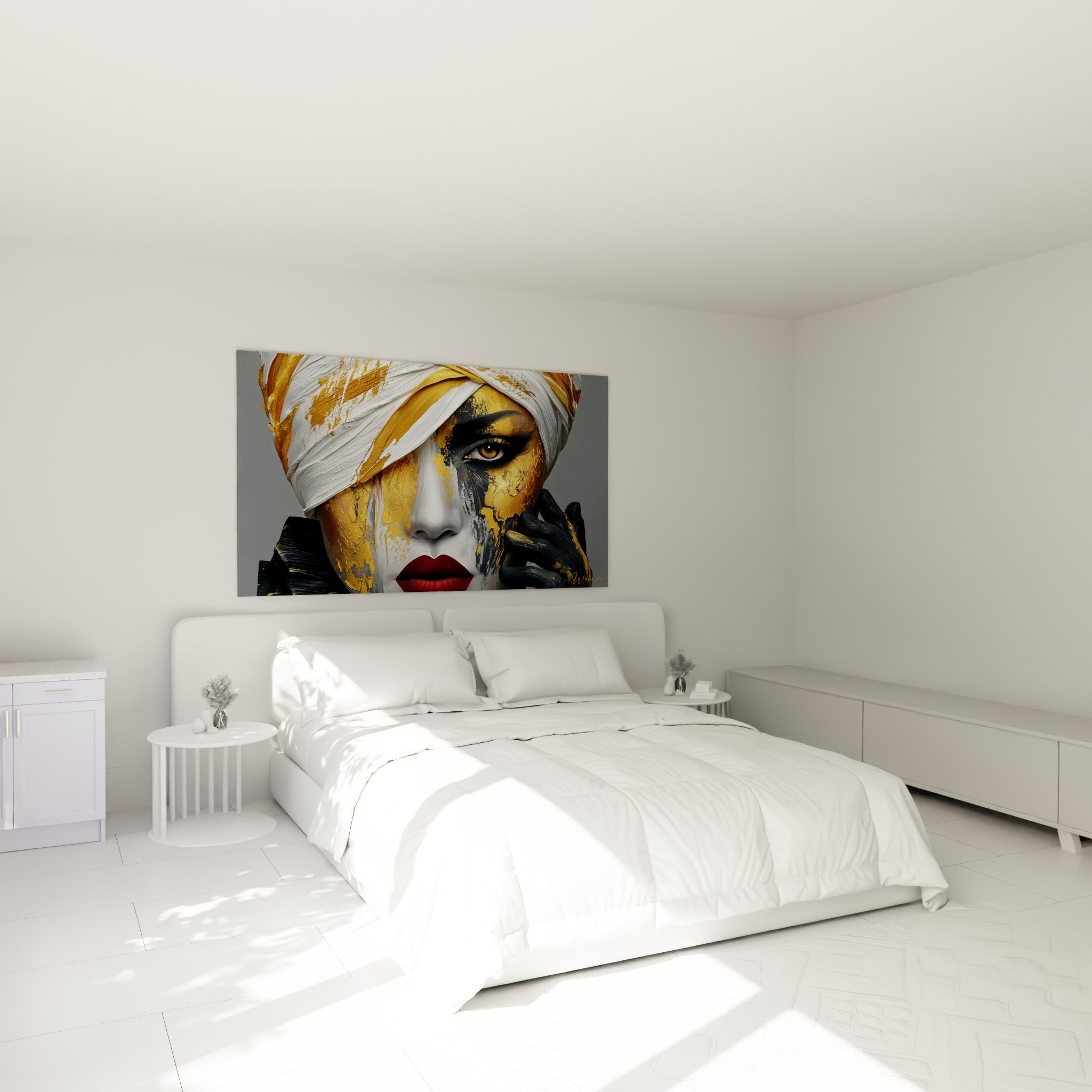 Portrait doré et blanc au turban noué, lèvres rouges, accroché au-dessus d'un lit dans une chambre claire