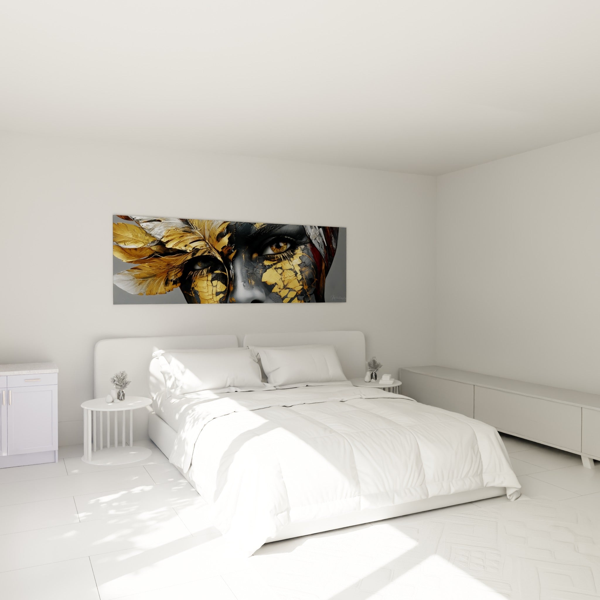 Regard doré et anthracite d'un visage abstrait accroché au-dessus d'un lit dans une chambre claire.