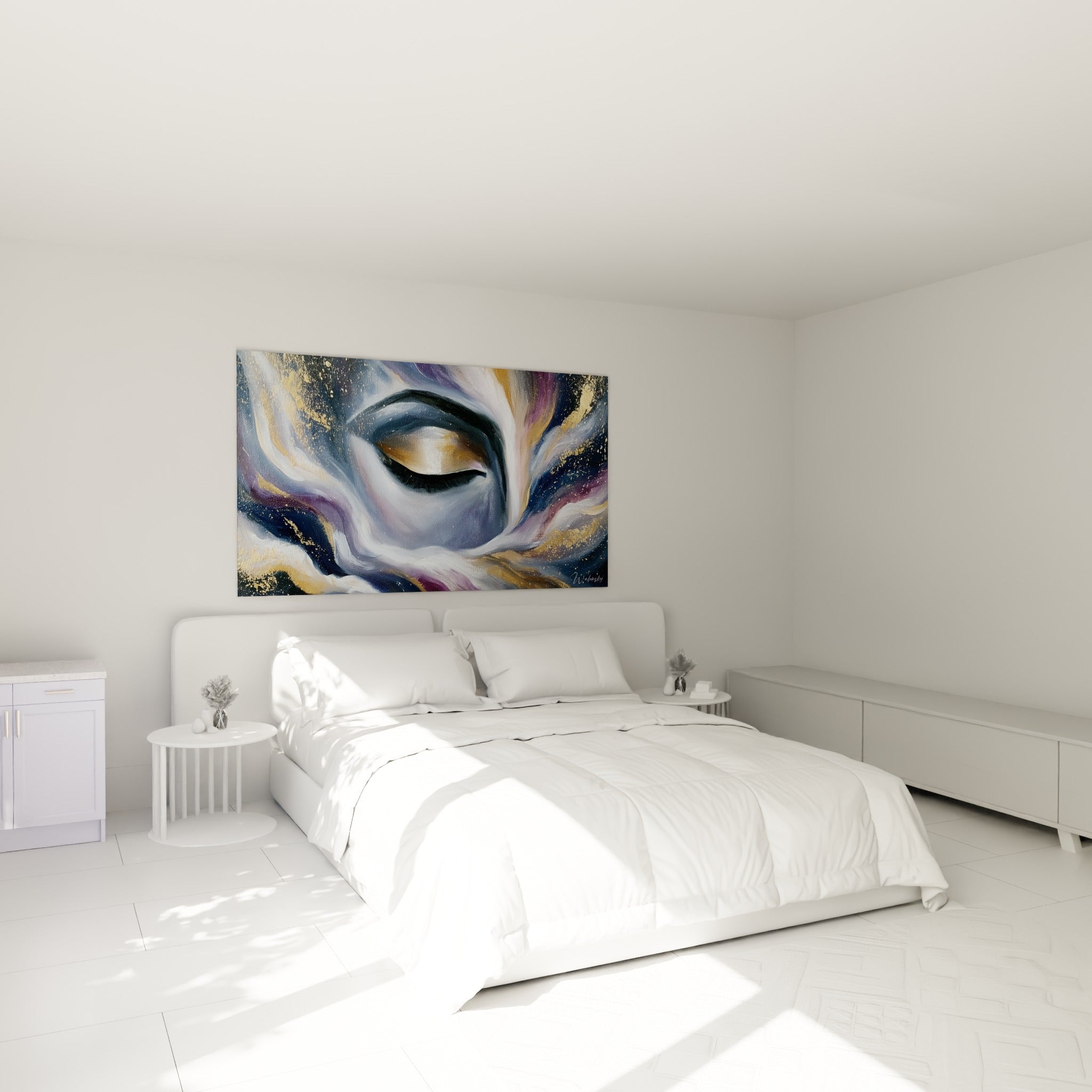 Œil clos entouré de dorures et de violine, Visage abstrait au-dessus d'un lit dans une chambre claire