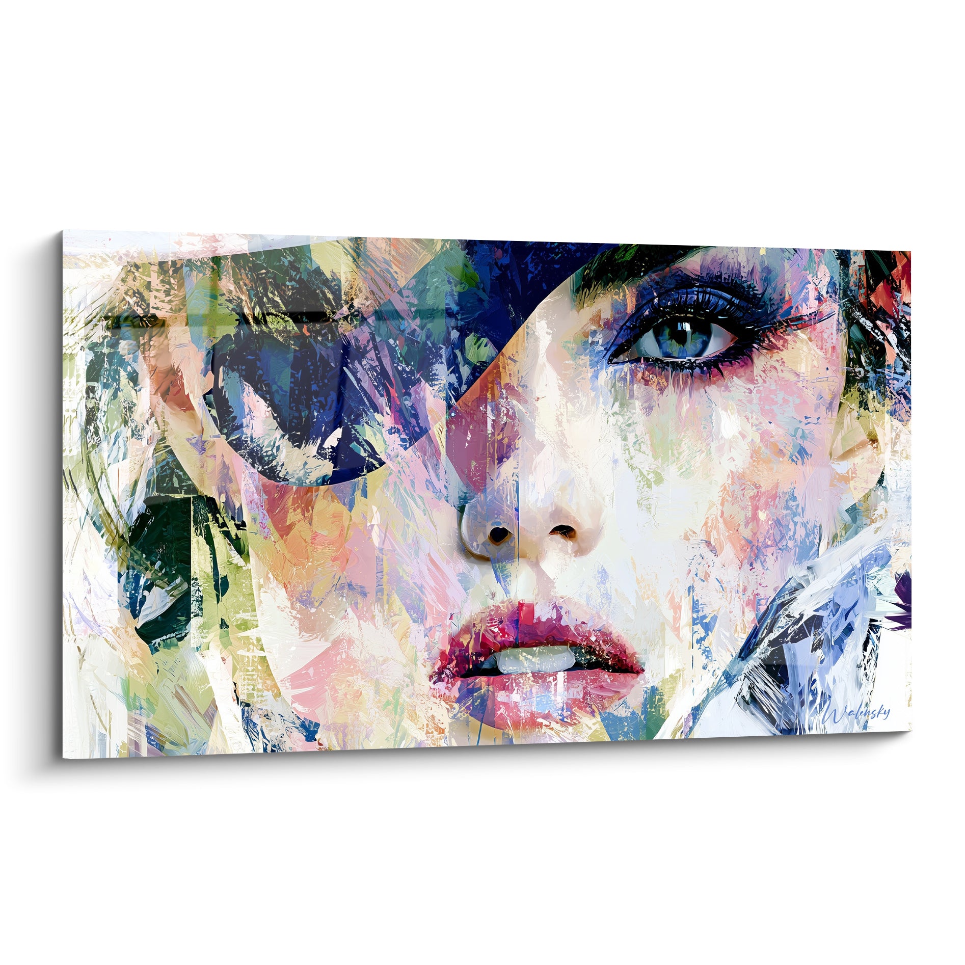 Visage abstrait aux fragments rose pastel et bleu marine, regard perçant en gros cadrage sur toile.